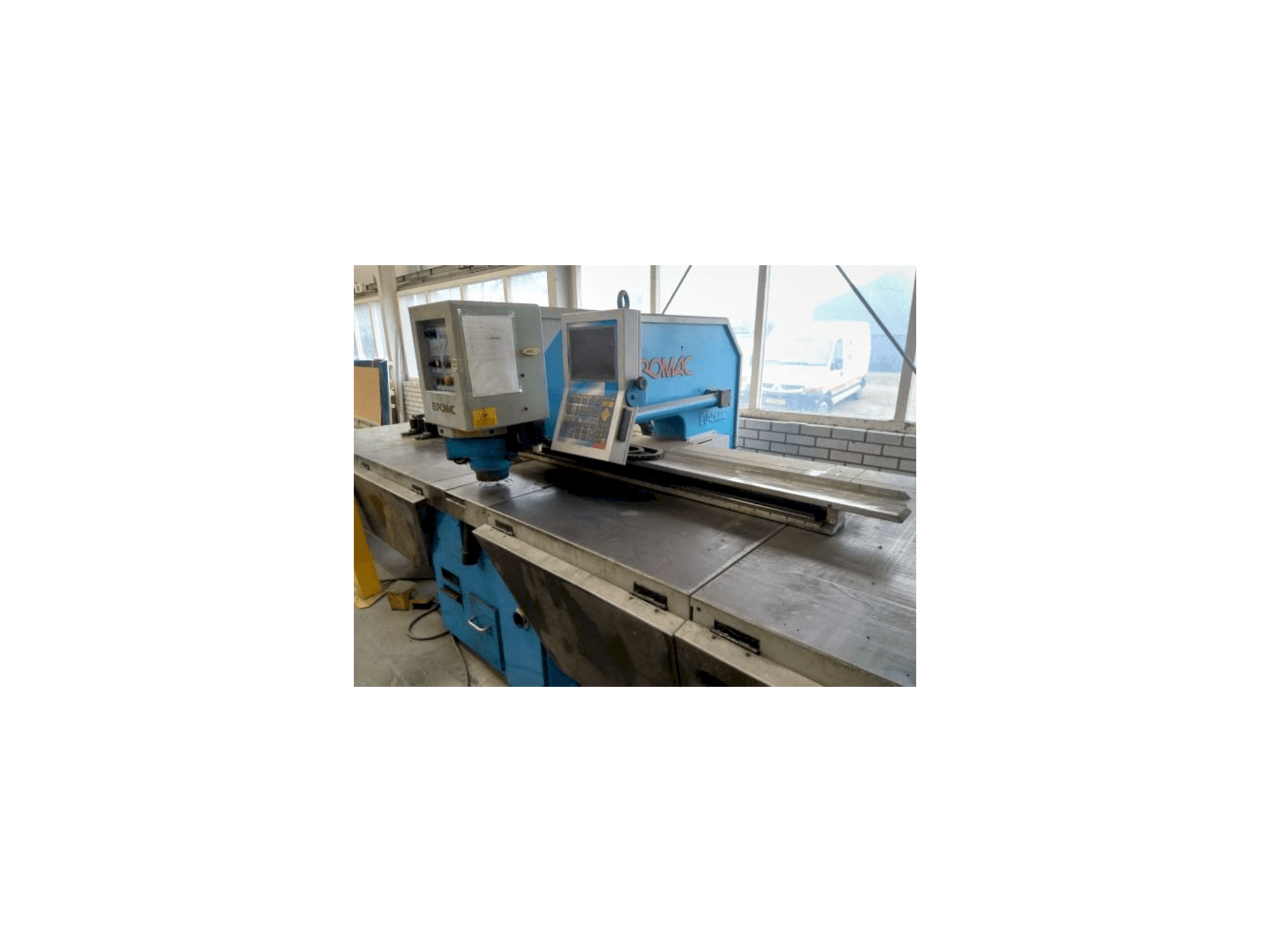 Frontansicht der Euromac CX 1000/30 Maschine