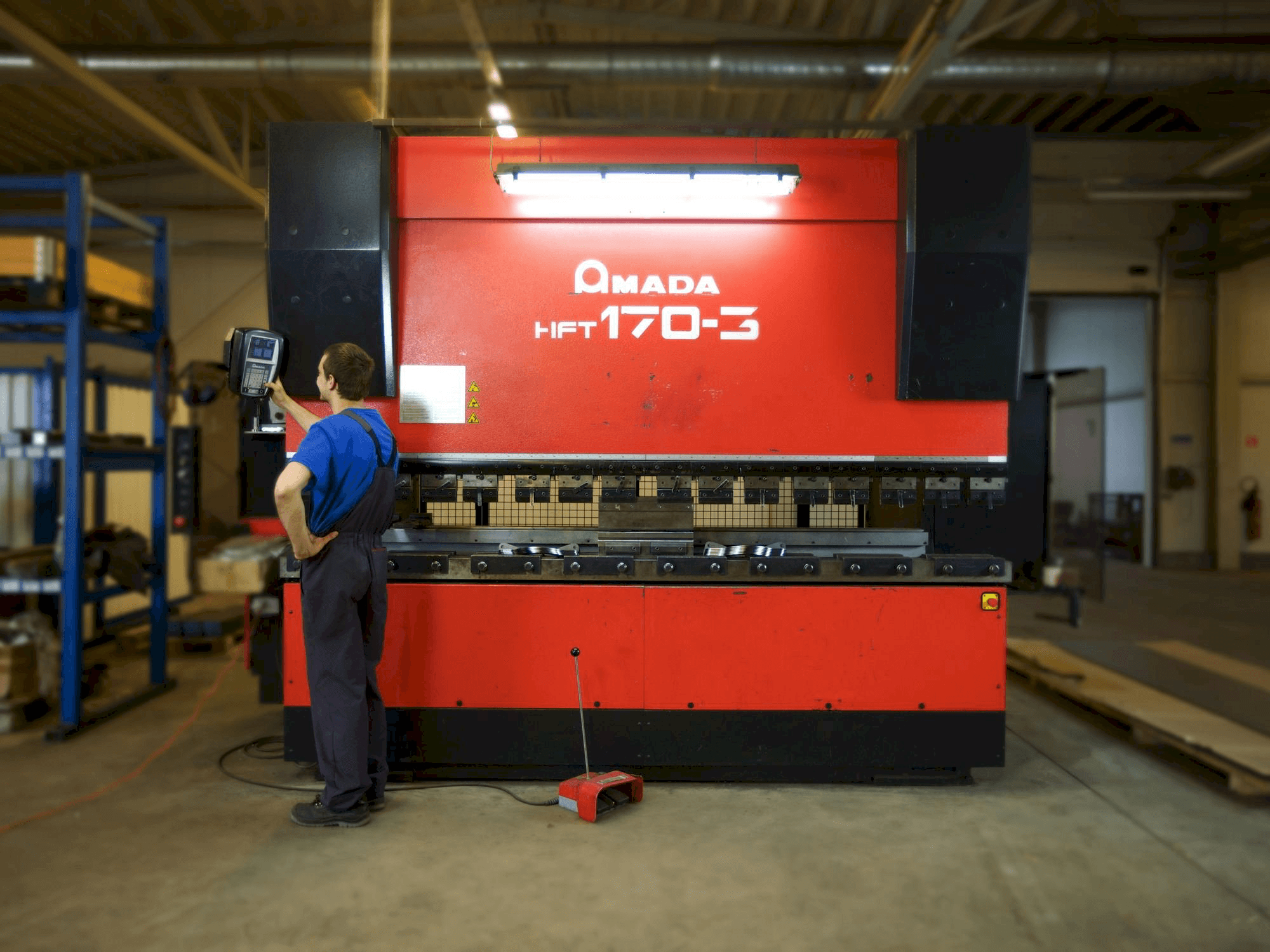 Frontansicht der AMADA HFT 170-3 Maschine