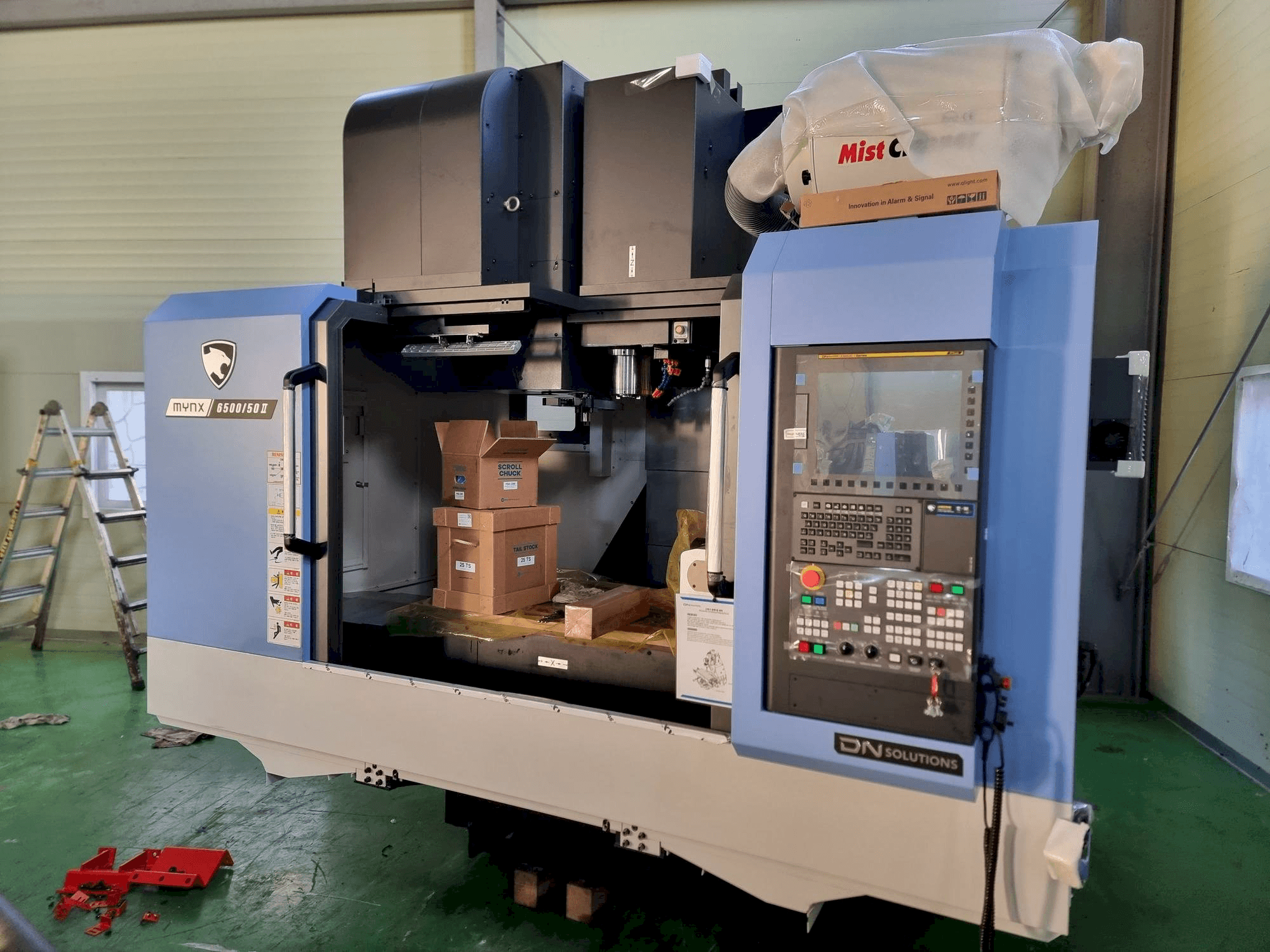 Frontansicht der DN SOLUTIONS MYNX 6500/50 Maschine