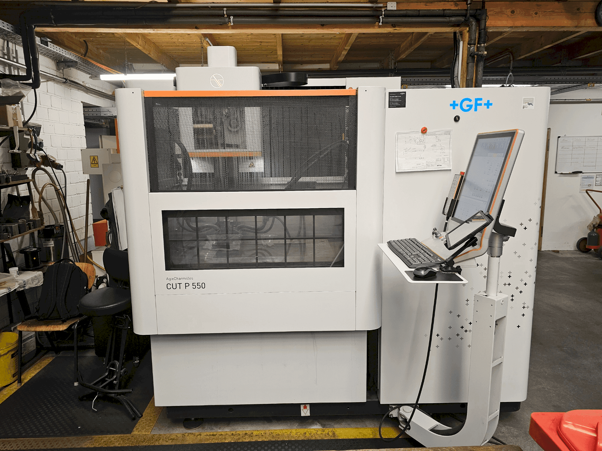 Frontansicht der AgieCharmilles CUT P 550 Maschine