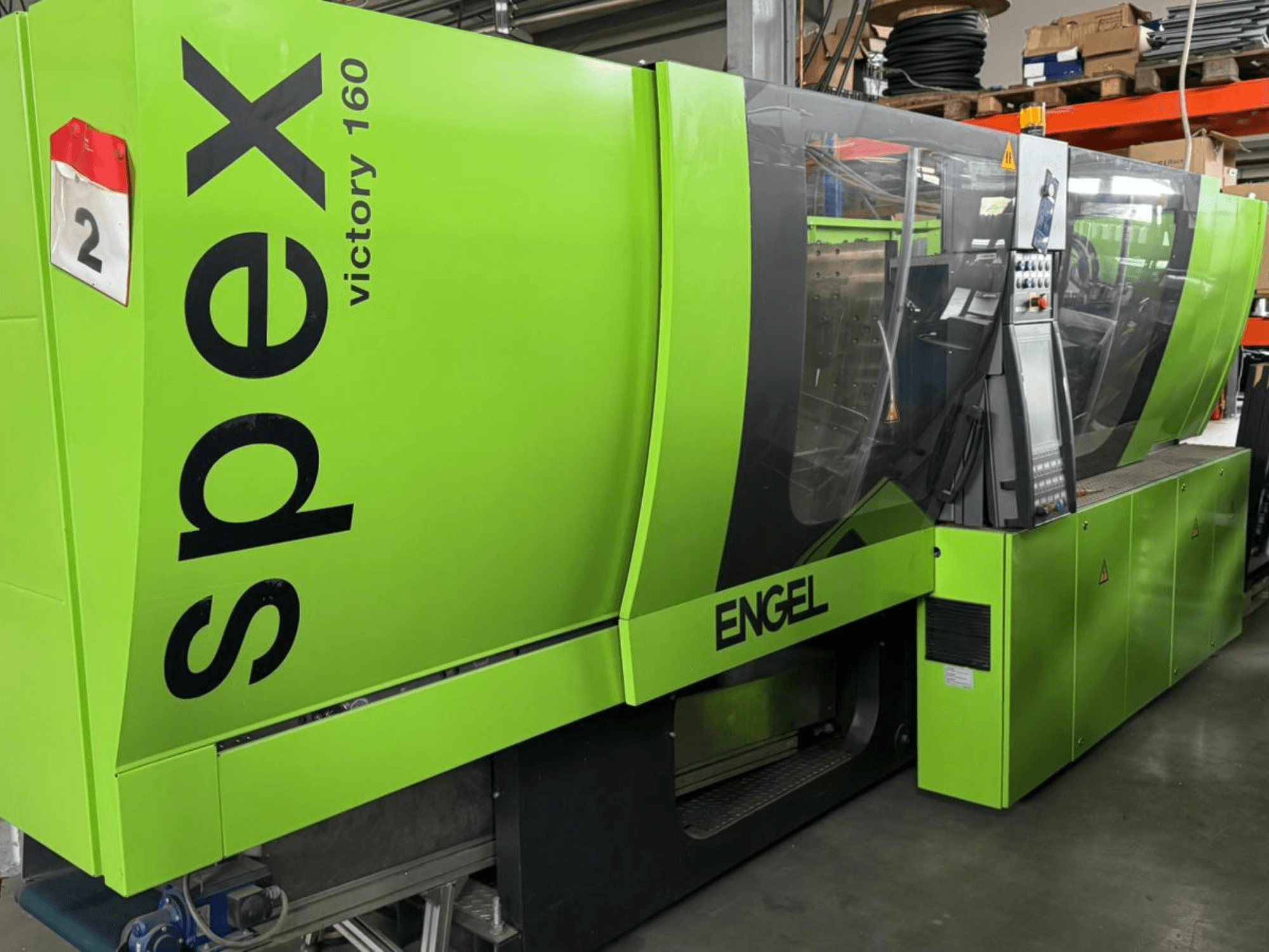 Grüne Engel Victory 160 Maschine, Vorderansicht, mit sichtbarem Bedienfeld und Sicherheitshinweisen, die das Industriedesign unterstreichen.