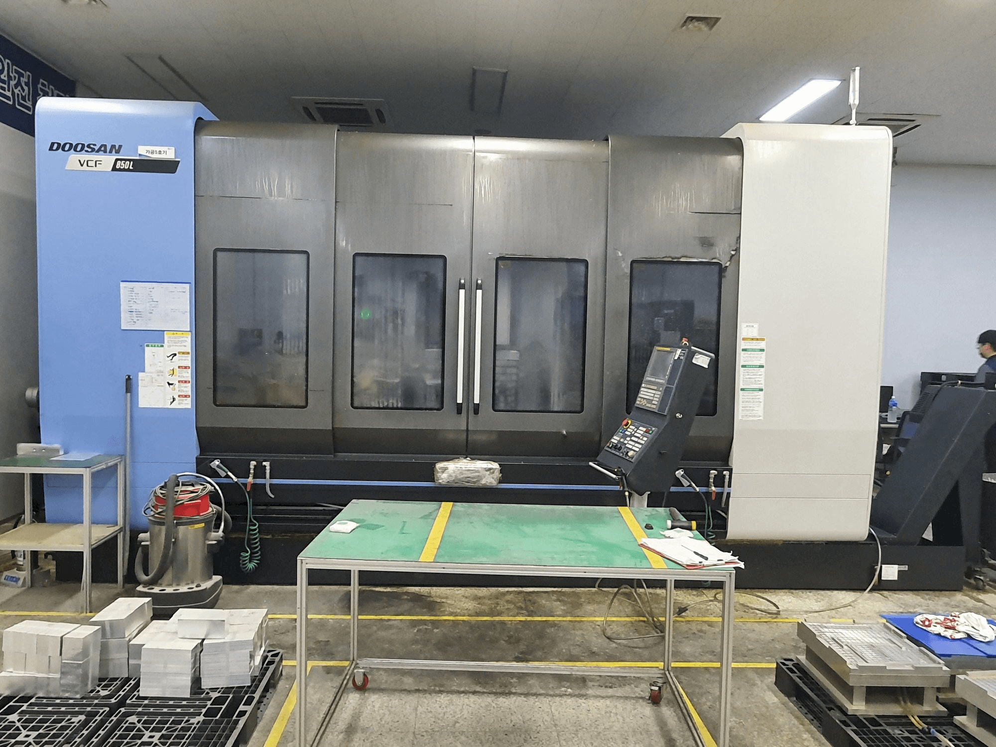 Frontansicht der Doosan VCF850L Maschine