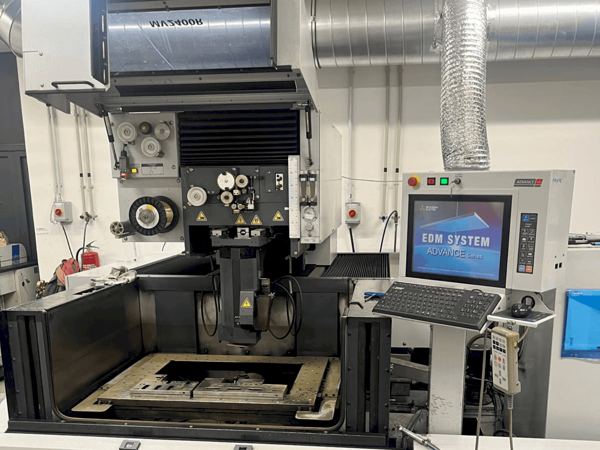 Frontansicht der Mitsubishi MV2400 R Maschine