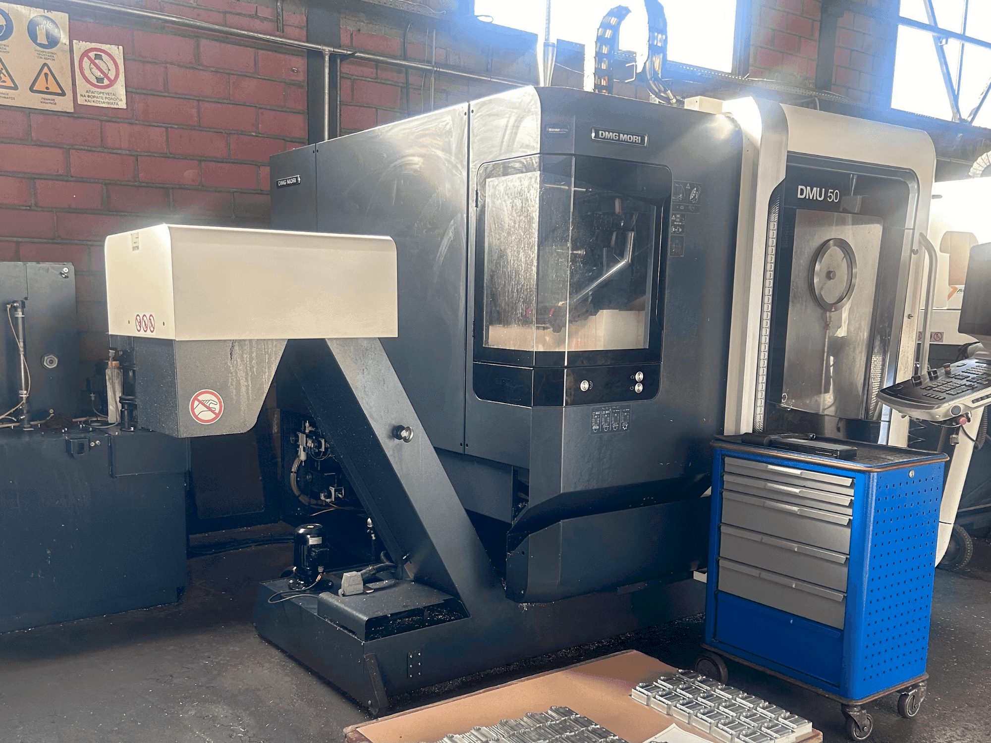 Frontansicht der DMG MORI DMU 50 Maschine