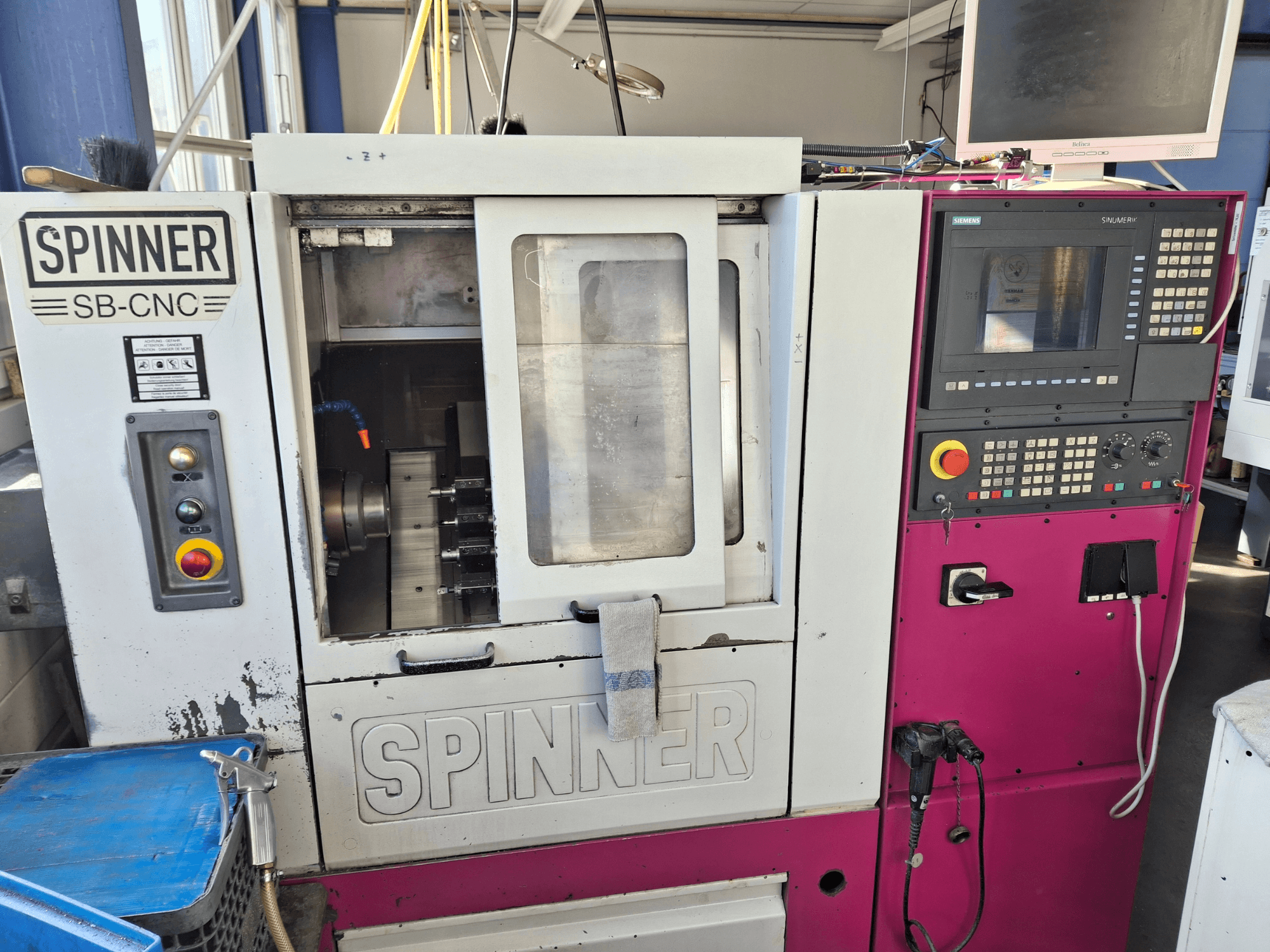 Horizontale Drehmaschine SPINNER SB-CNC, Vorderansicht mit Bedienfeld, Werkzeughalter und Betriebsanzeigen.