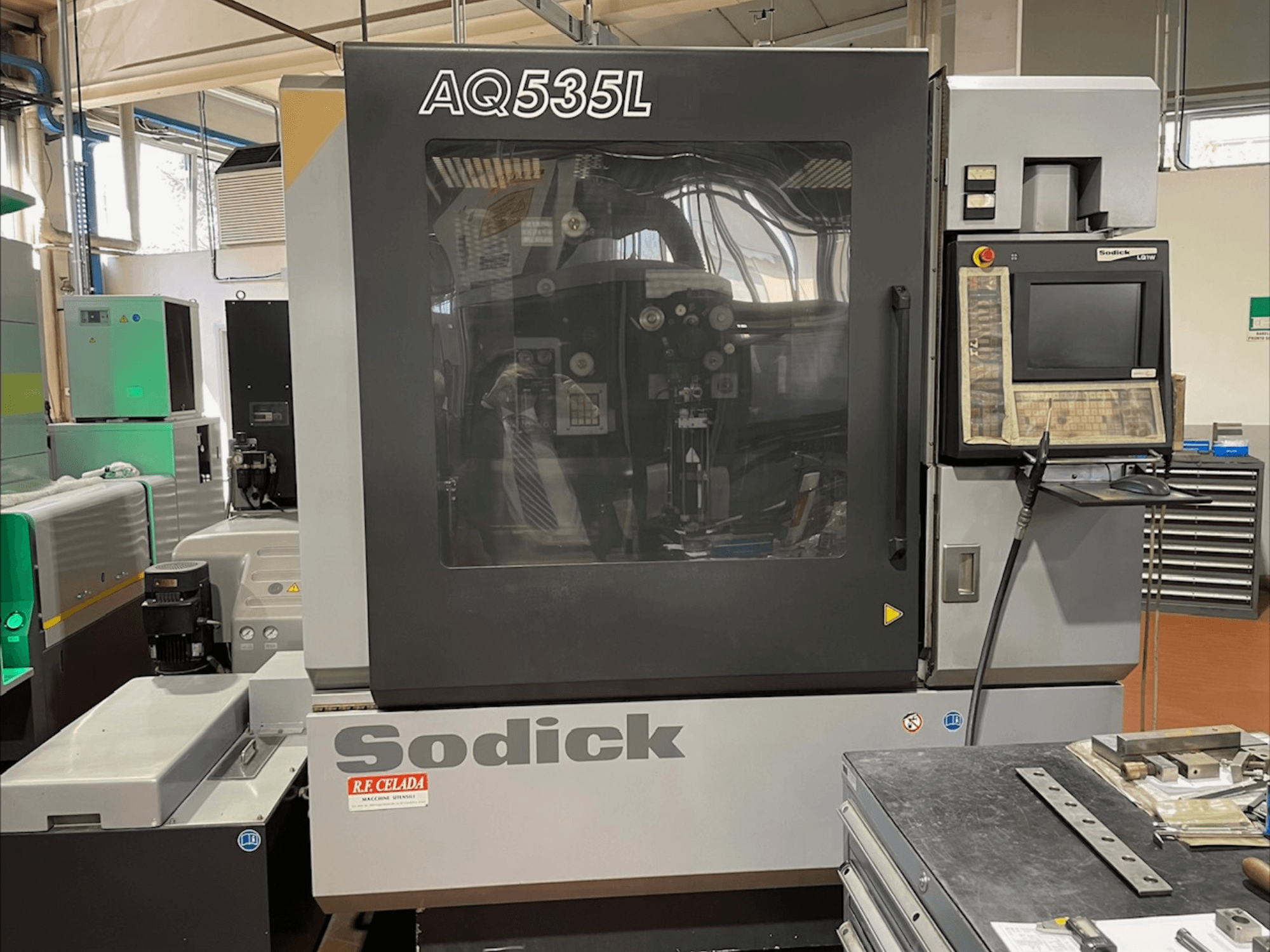 Sodick AQ535L Drahterodiermaschine in der Frontansicht, mit Bedienfeld und transparenter Schutzabdeckung.