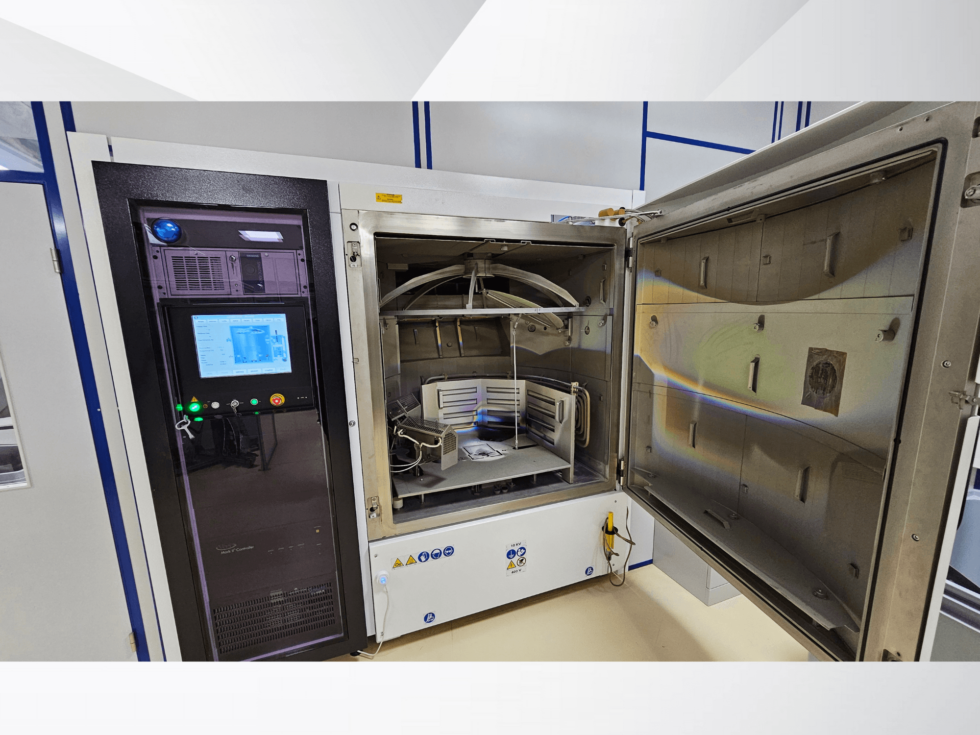 Bedienfeld einer Prüfkammer einer unbekannten Marke, Vorderansicht; zeigt Touchscreen, Anzeigen und eine geöffnete Tür, die den Blick ins Innere freigibt.