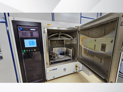 Bedienfeld einer Prüfkammer einer unbekannten Marke, Vorderansicht; zeigt Touchscreen, Anzeigen und eine geöffnete Tür, die den Blick ins Innere freigibt.