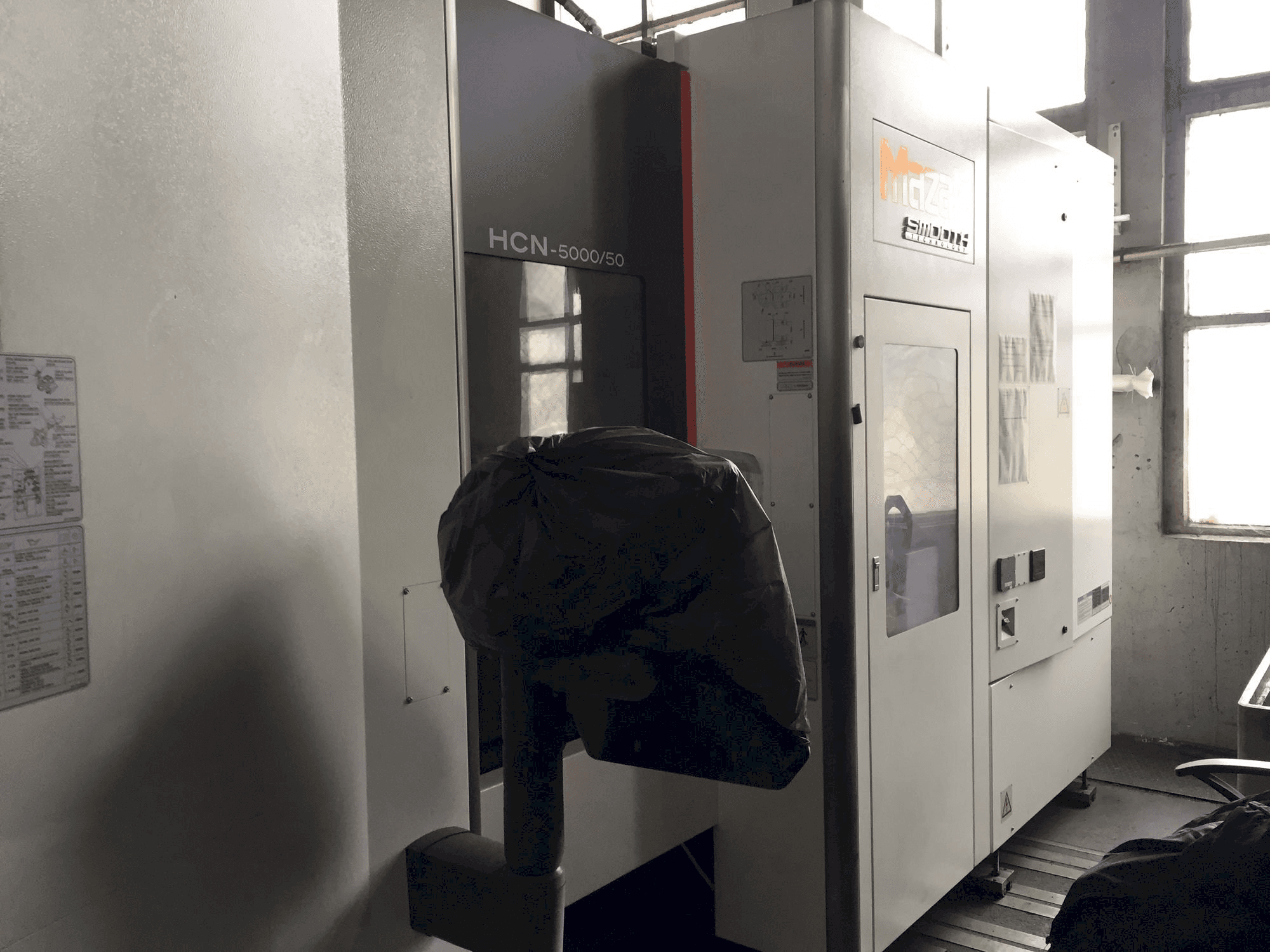 Frontansicht der Mazak HCN-5000/50 Maschine