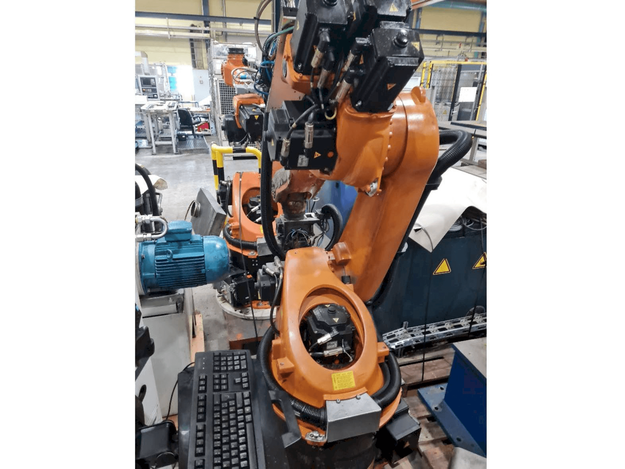Frontansicht der KUKA KR30-3 Maschine