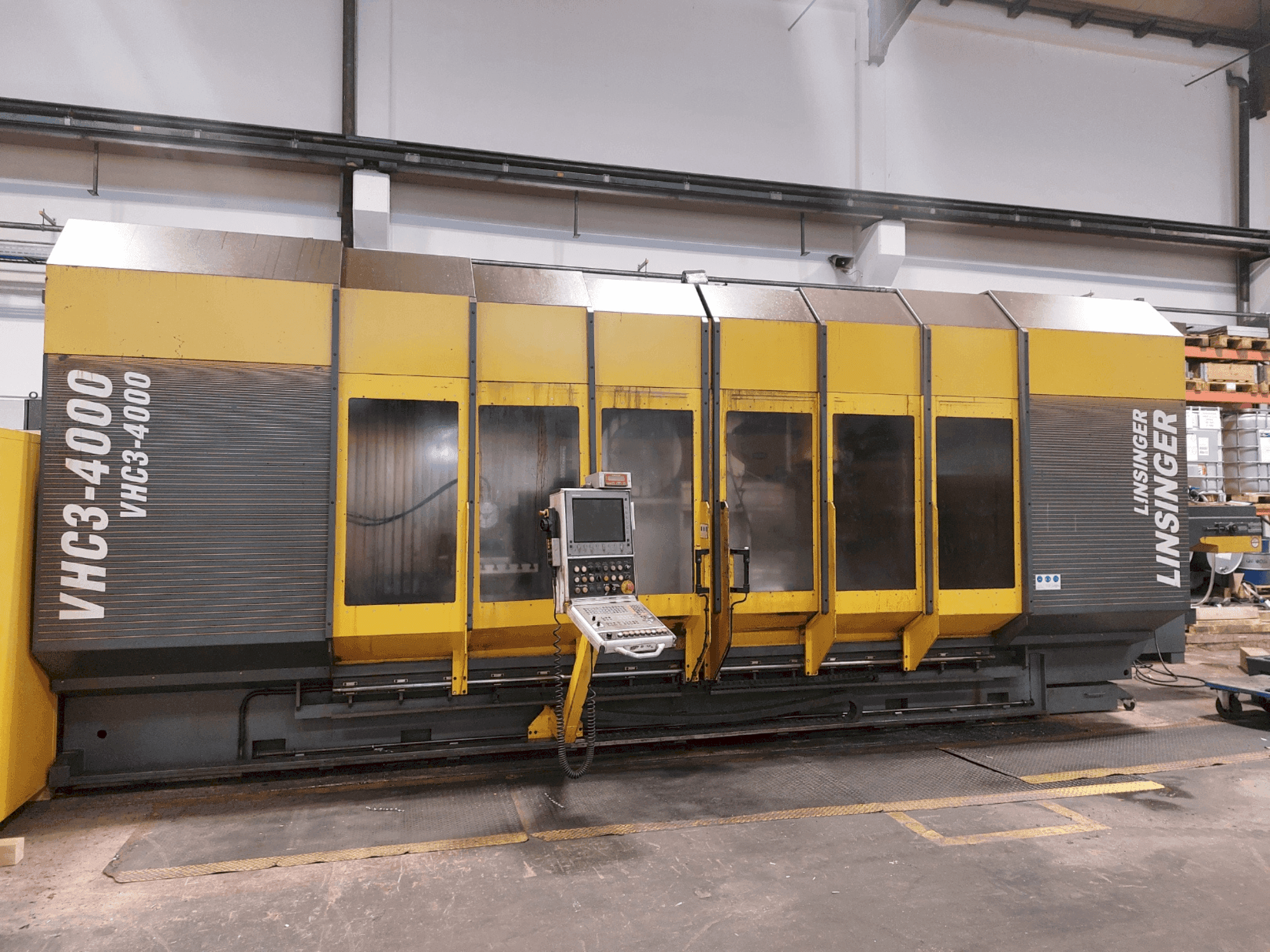 Frontansicht der AXA VHC 3-4000 M/2E Maschine