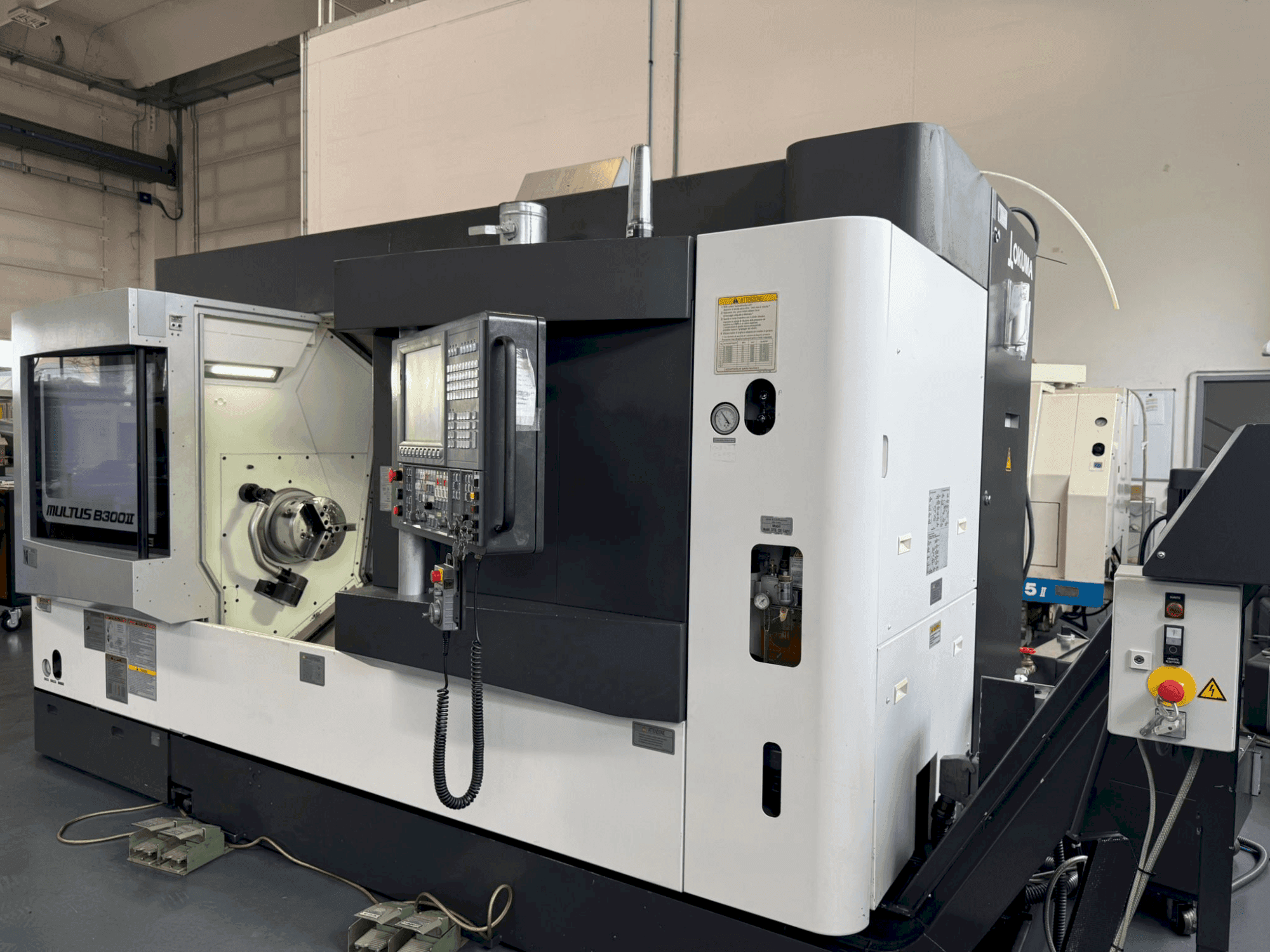 Frontansicht der Okuma MULTUS B300II Maschine