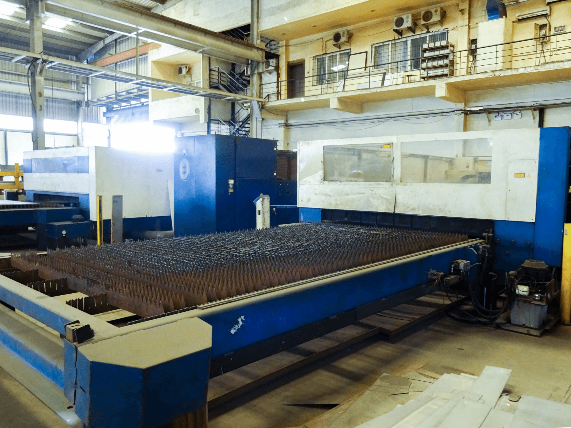 Rechte Tischansicht der Trumpf TruLaser 3040 Maschine