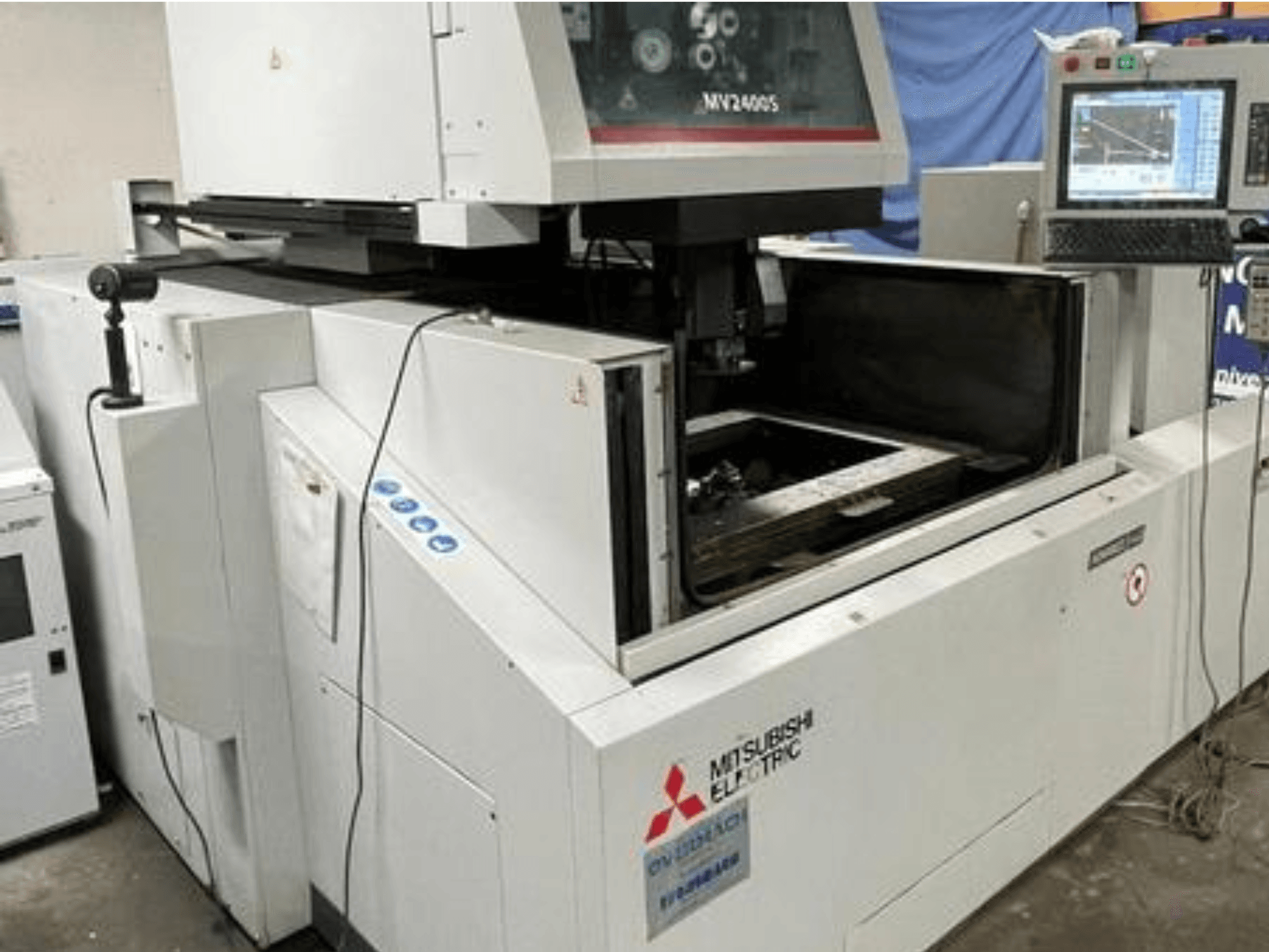Mitsubishi Electric MV2400S Drahterodiermaschine, Vorderansicht, mit Bedienfeld und offenem Arbeitsbereich.