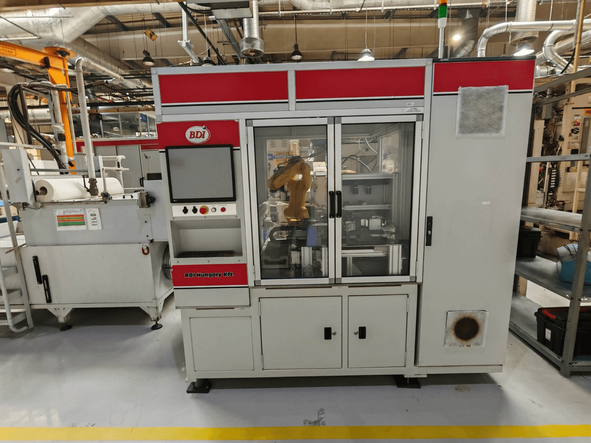 KOYO 4515C spitzenlose Schleifmaschine, Vorderansicht mit sichtbarem Bedienfeld und Roboterarm, in einer Fabrikumgebung.