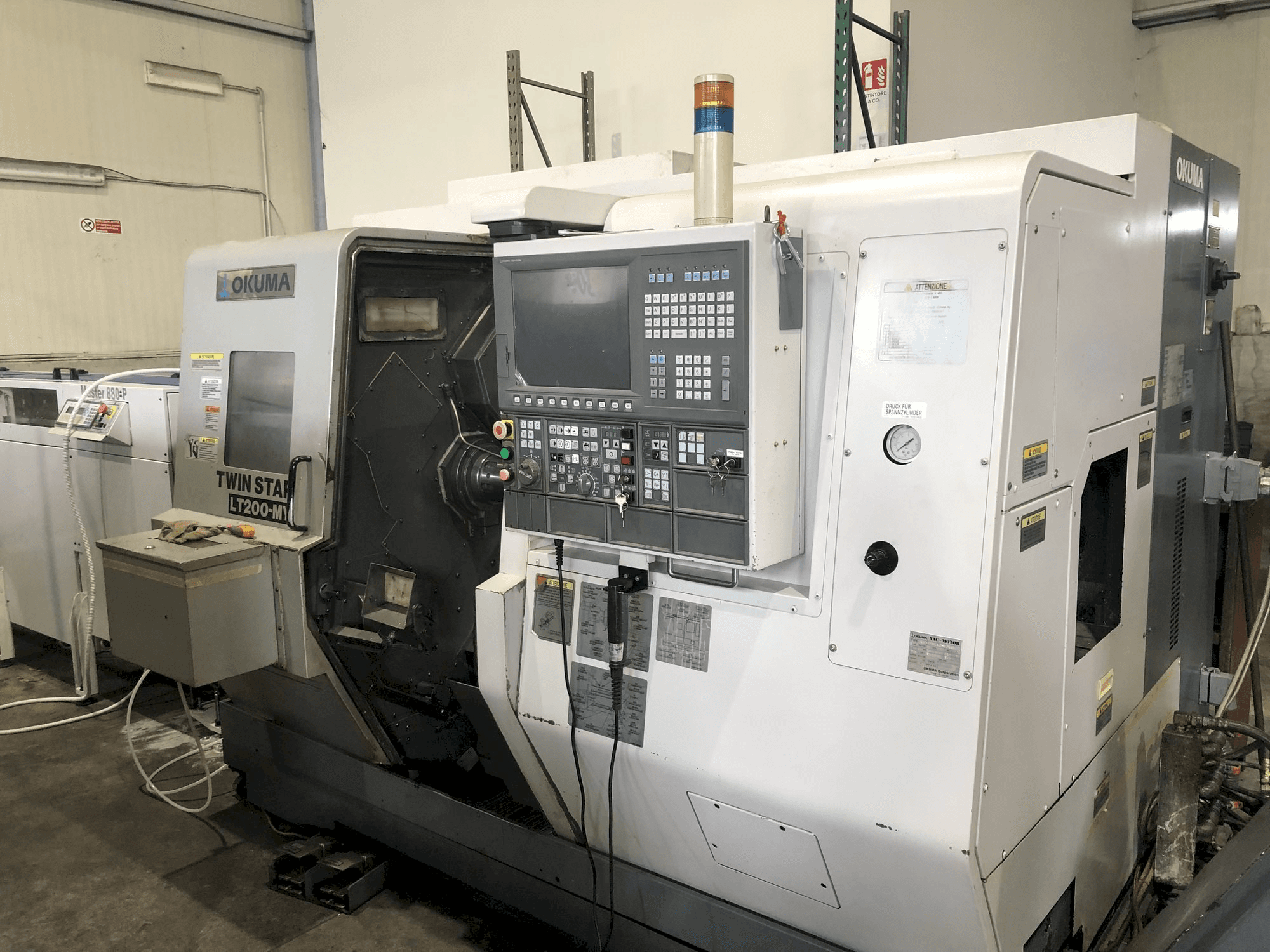 Frontansicht der Okuma LT200-MY Maschine