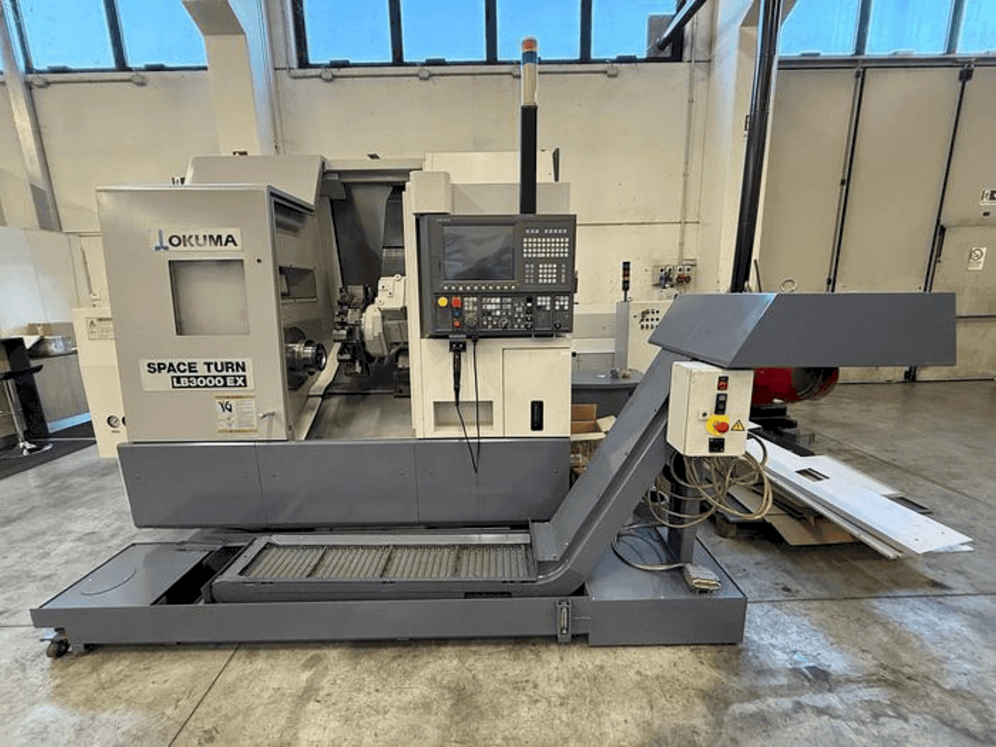 Frontansicht der Okuma LB 3000 EX MYT Maschine