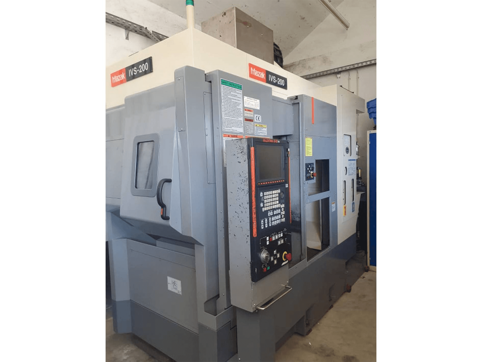 Frontansicht der Mazak IVS200 Maschine