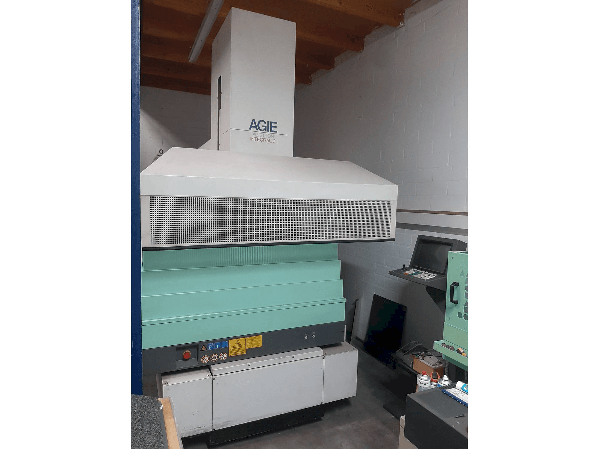 Frontansicht der AGIE Agietron Integral 3 Maschine