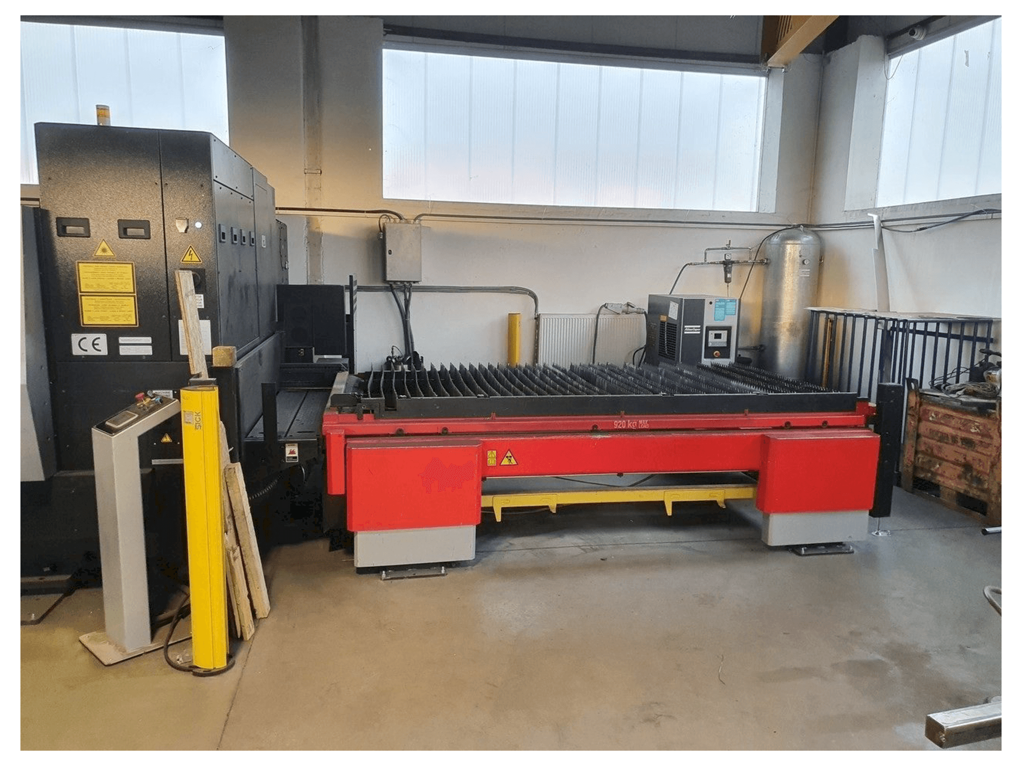 Frontansicht der AMADA 3015 AJ Maschine