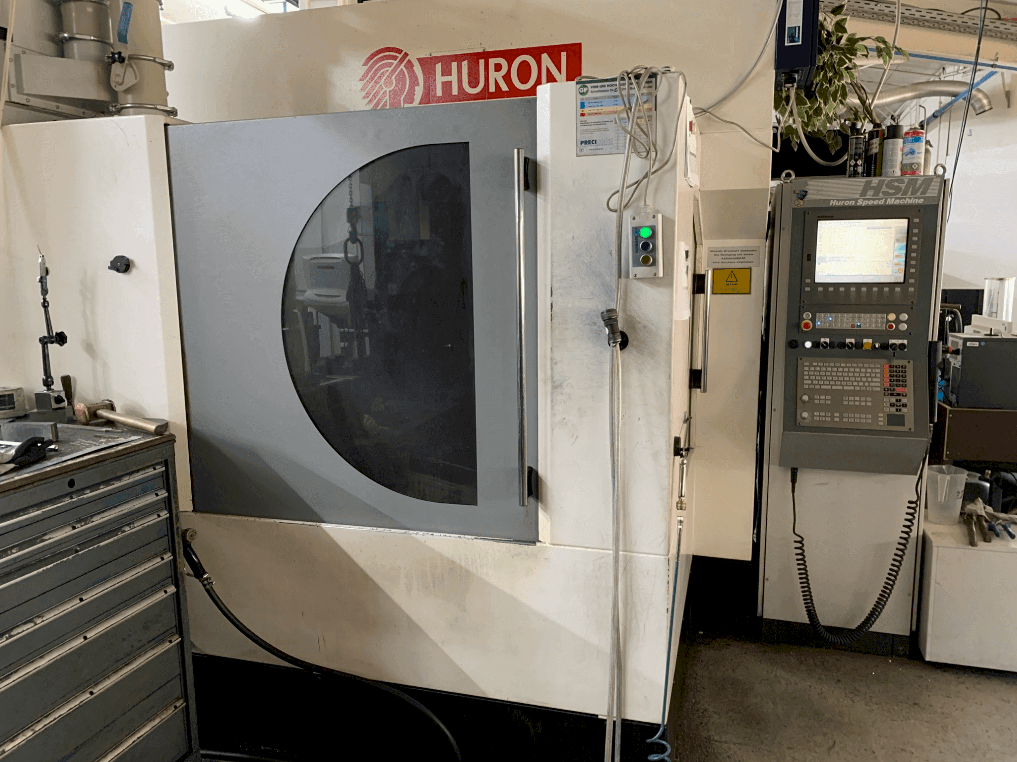Frontansicht der Huron K2X10 Maschine