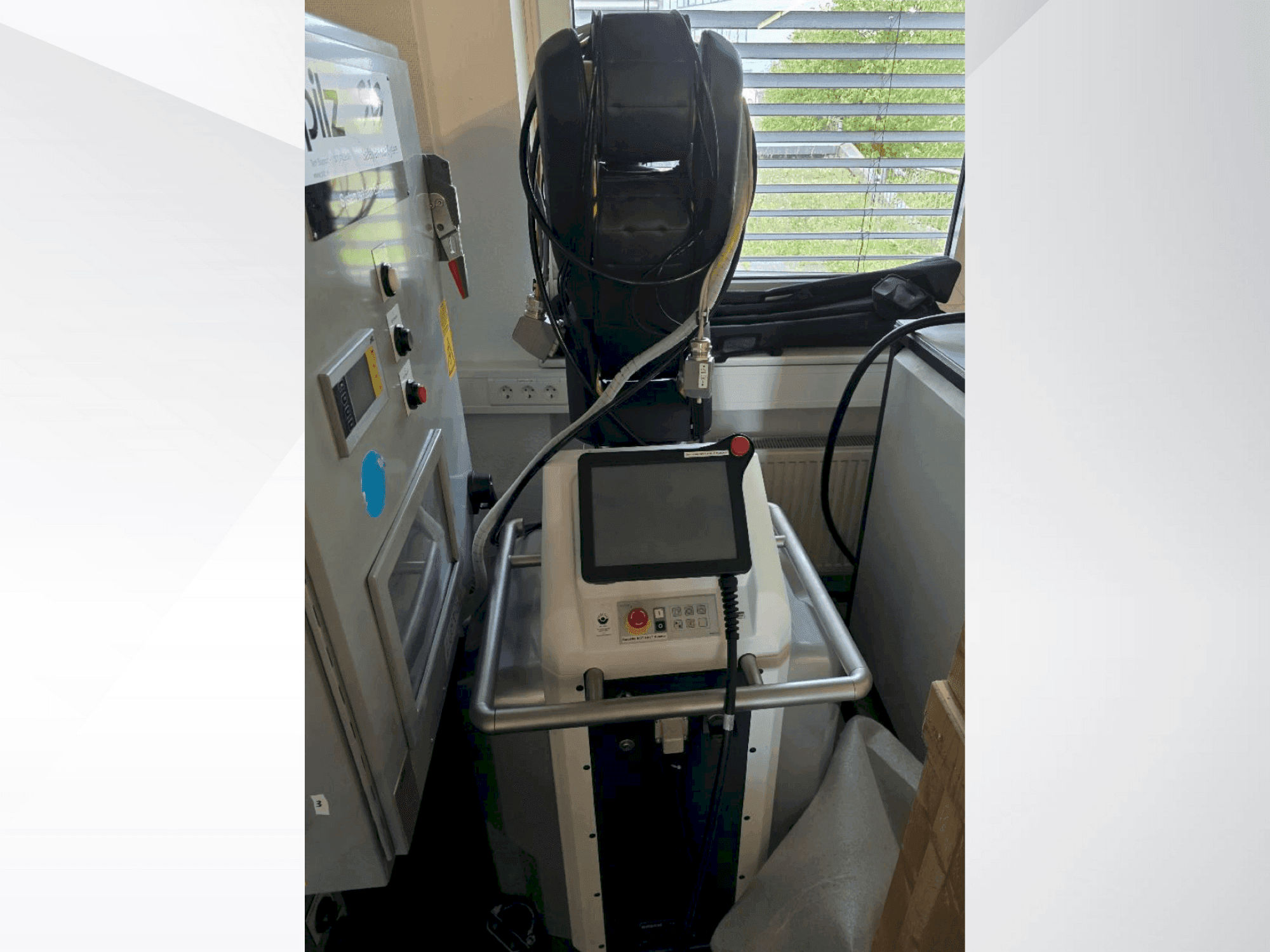 Frontansicht der FANUC LR Mate 200iD/7L Maschine