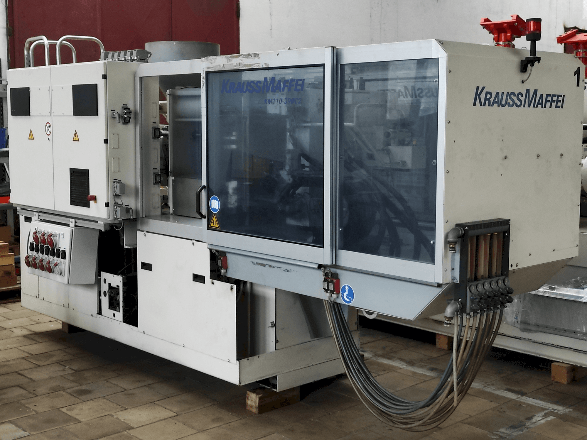 Frontansicht der Krauss Maffei 110 - 390 C2 Maschine