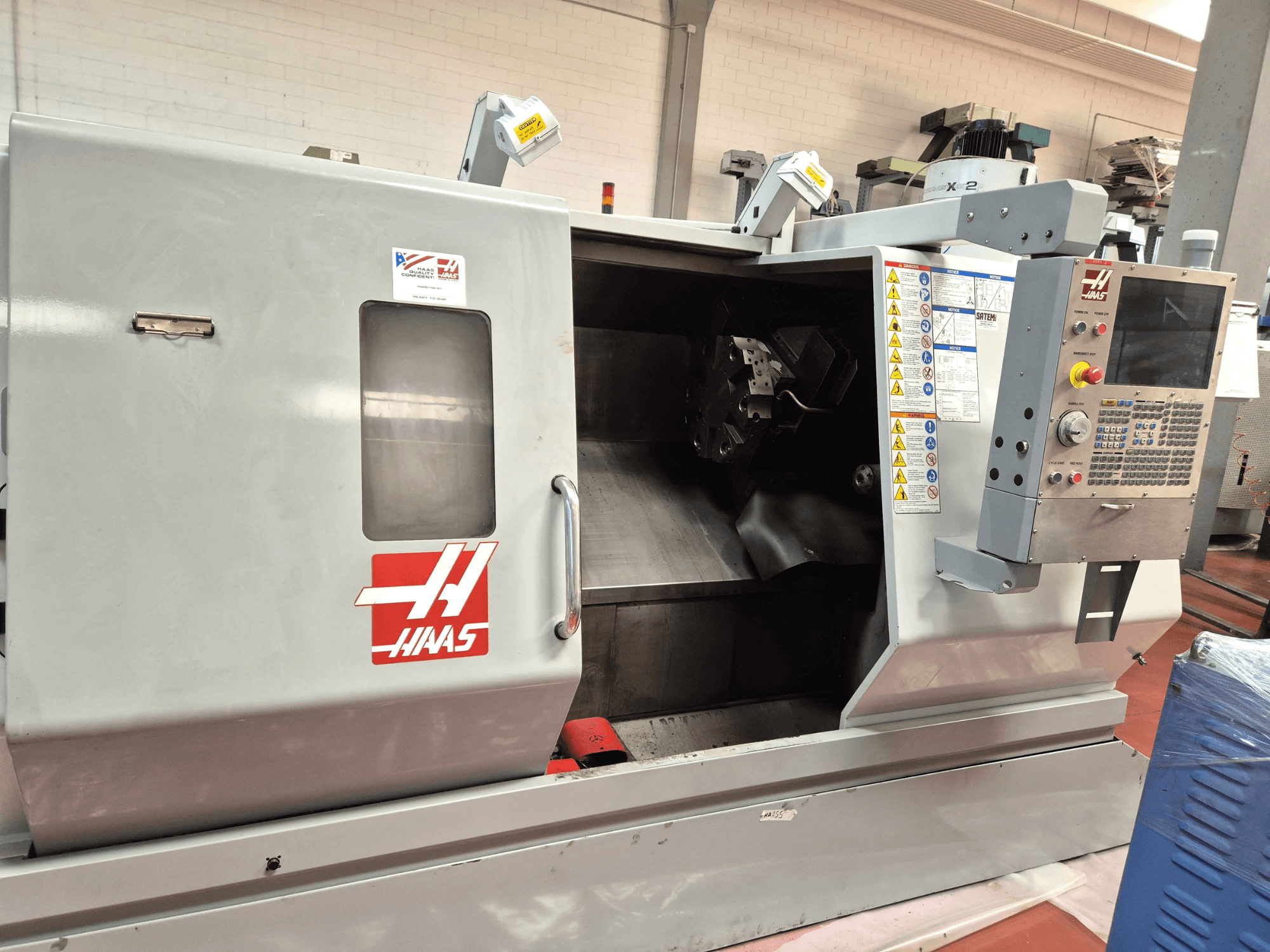 Horizontaldrehmaschine Haas SL 30TBHE, Vorderansicht mit Darstellung der Bedienelemente und des offenen Arbeitsraums für Bearbeitungsvorgänge.