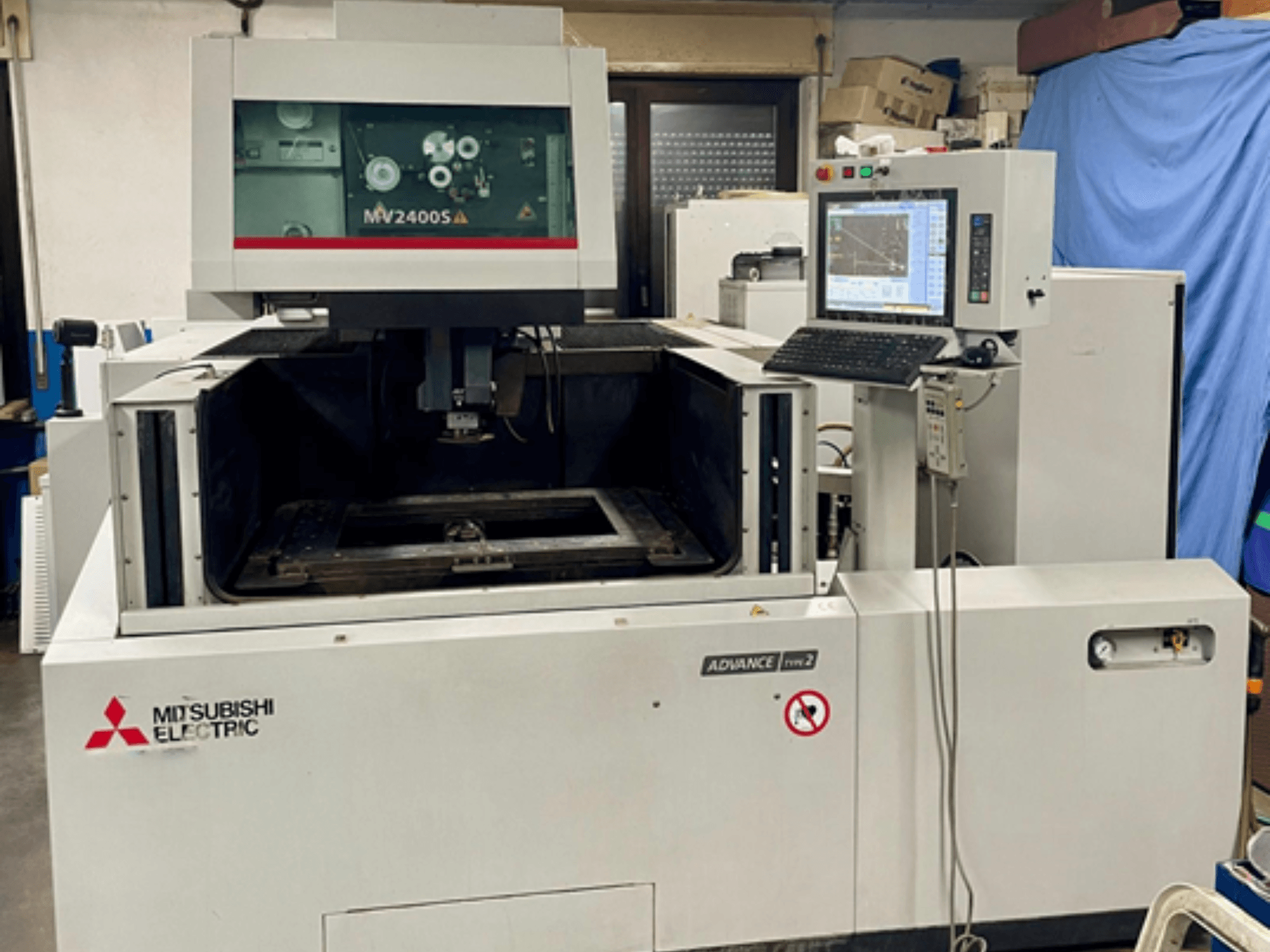 Mitsubishi MV 2400S Drahterodiermaschine, Vorderansicht, mit Bedienfeld und sichtbarem Arbeitsbereich für Präzisionsschnitte.