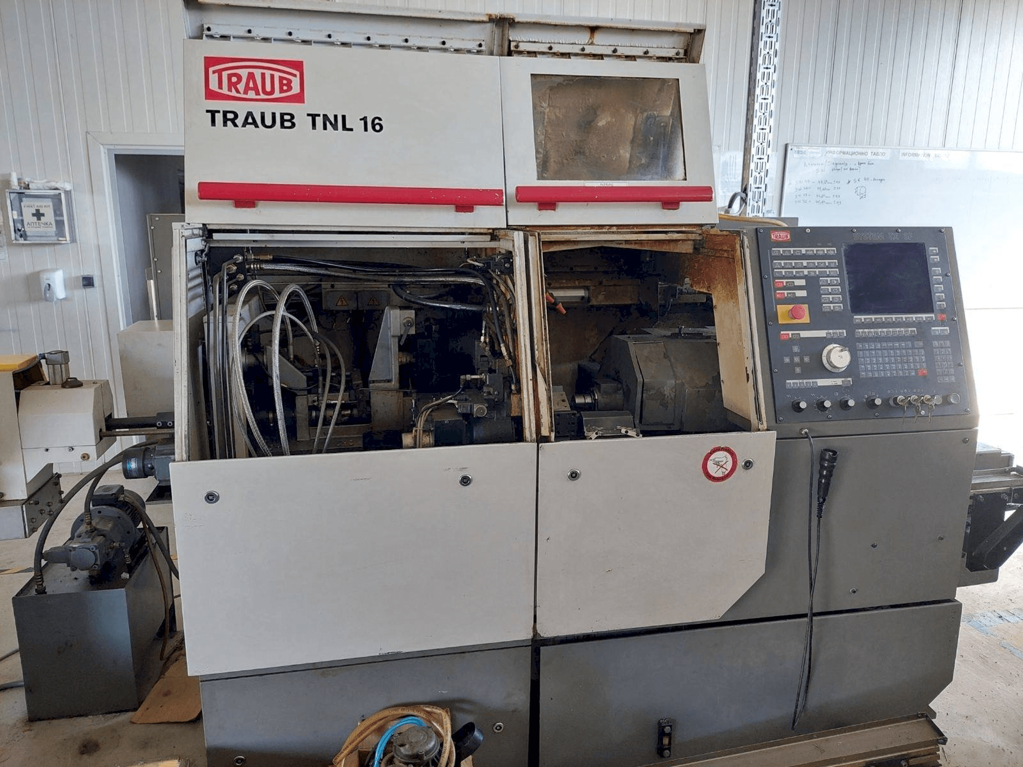 Frontansicht der TRAUB TNL16G-TX8F Maschine