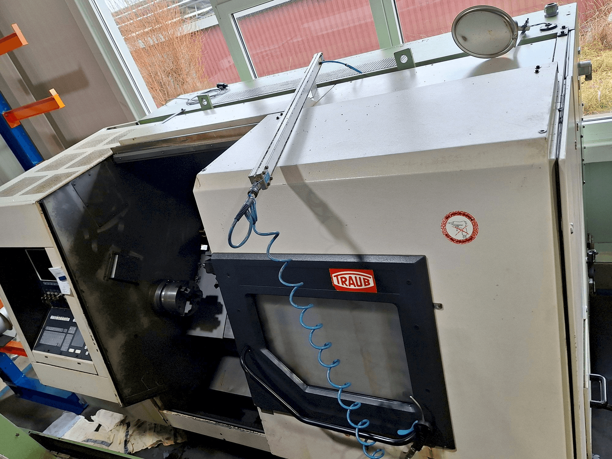 Frontansicht der TRAUB TND 400 Maschine