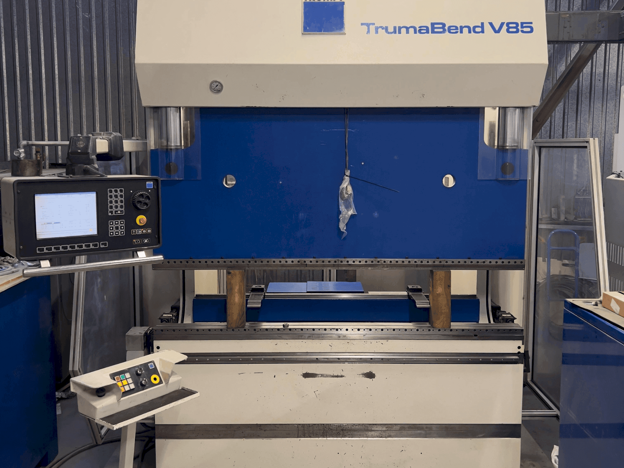 Frontansicht der TRUMPF TrumaBend V85 Maschine