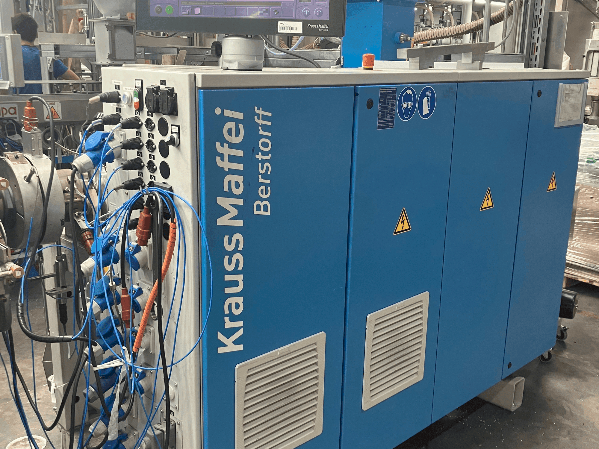 Frontansicht der Krauss Maffei KME 30-25 Maschine