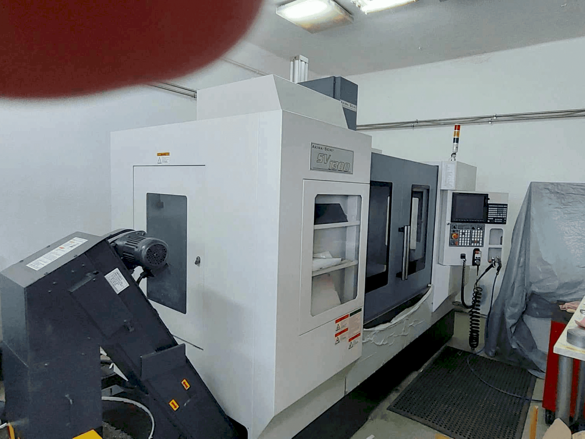 Frontansicht der Akira Seiki SVI300 Maschine