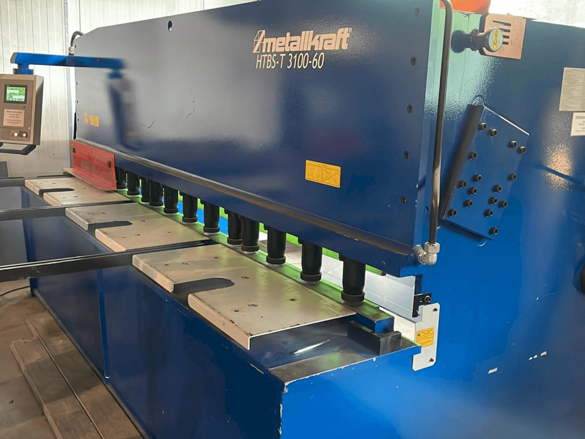 Frontansicht der Metallkraft HTBS-T 3100-60 Maschine