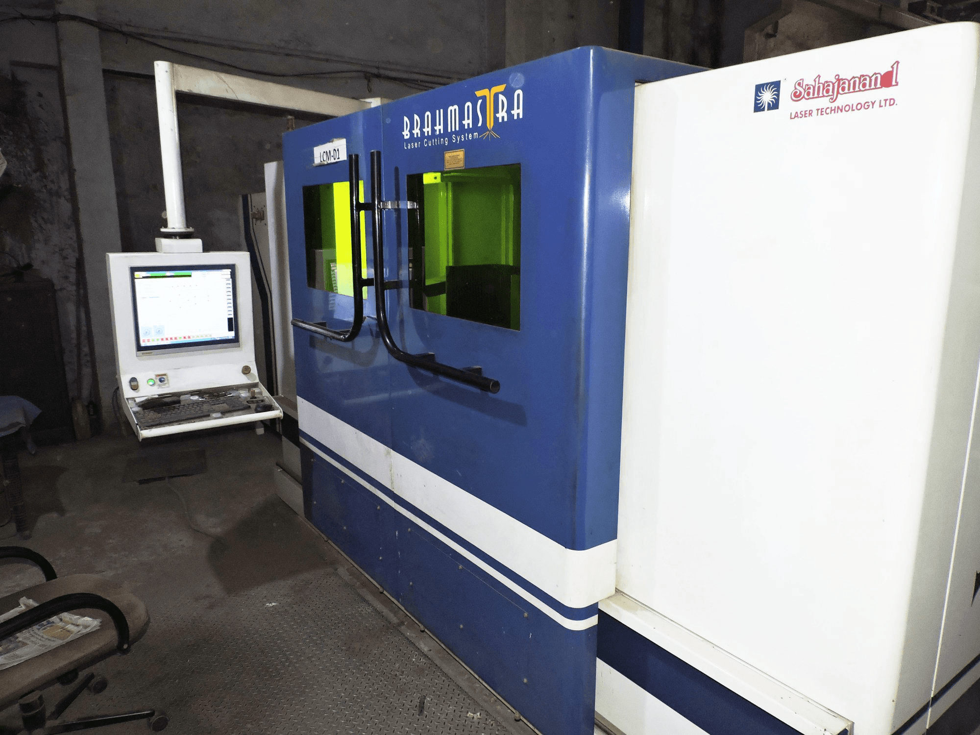 Linke Ansicht der Sahajanand Brahmastra- Vector 3015 F1.0 Maschine