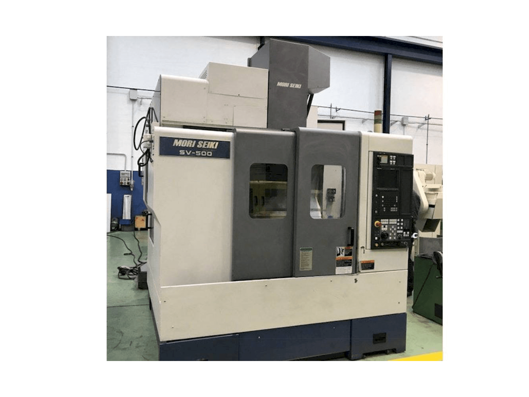 Frontansicht der MORI SEIKI SV-500 Maschine