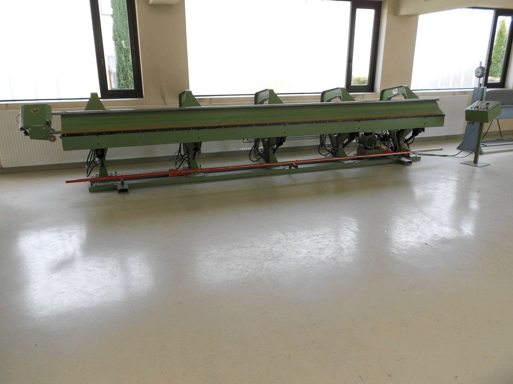 Frontansicht der Biegmeister BMTH 6.125 Maschine