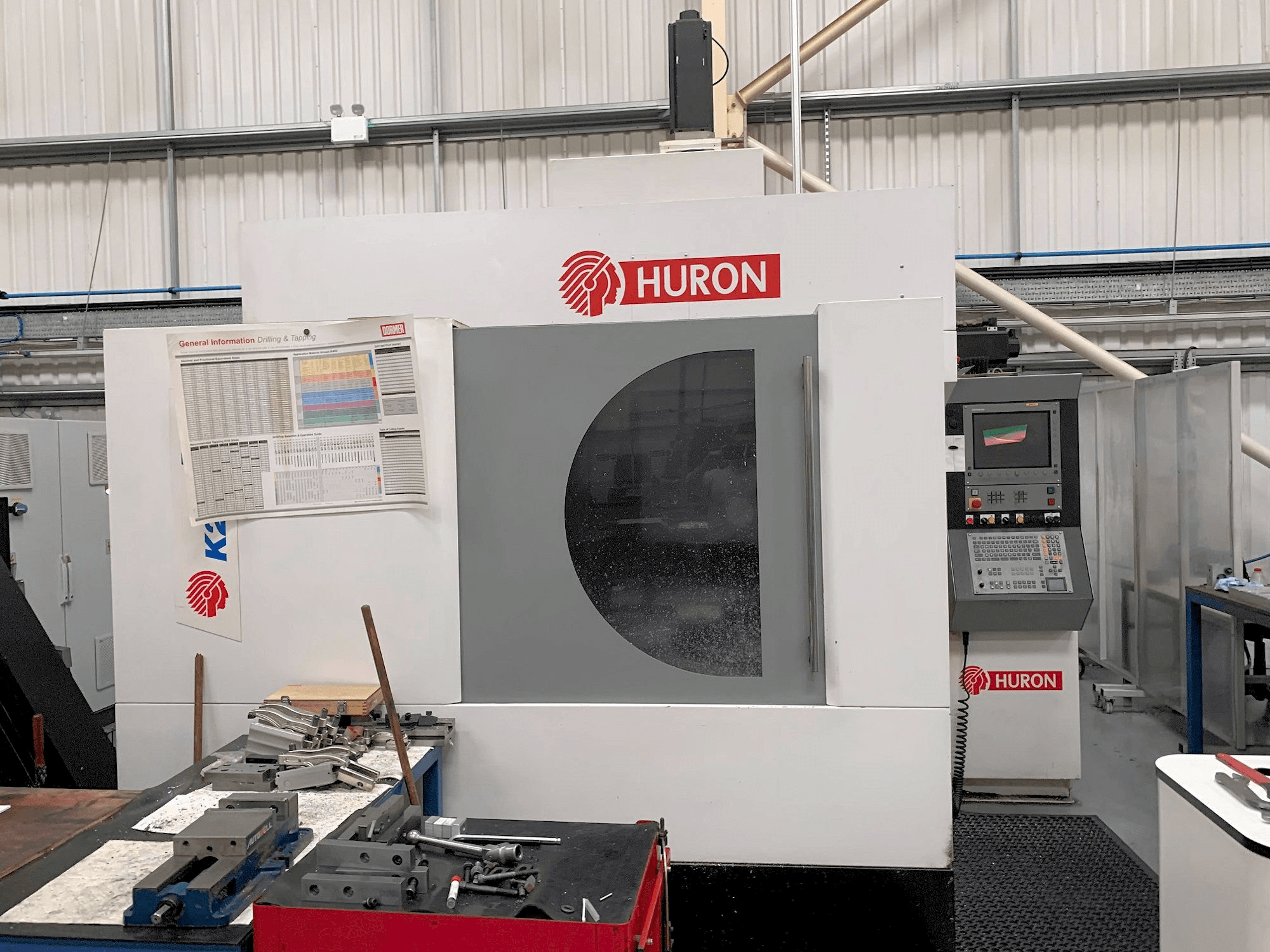 Frontansicht der Hurco K2X 10 Maschine