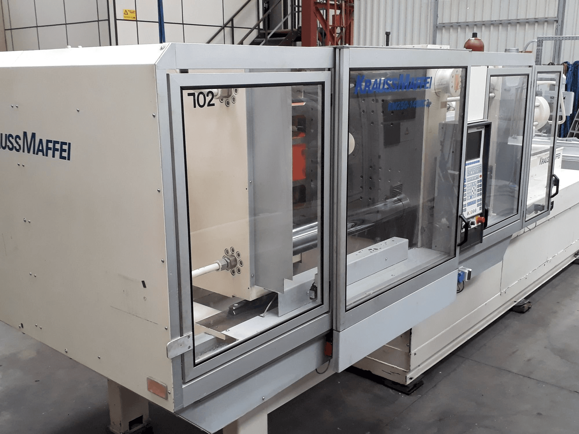 Frontansicht der Krauss Maffei 250-1400 C2 Maschine