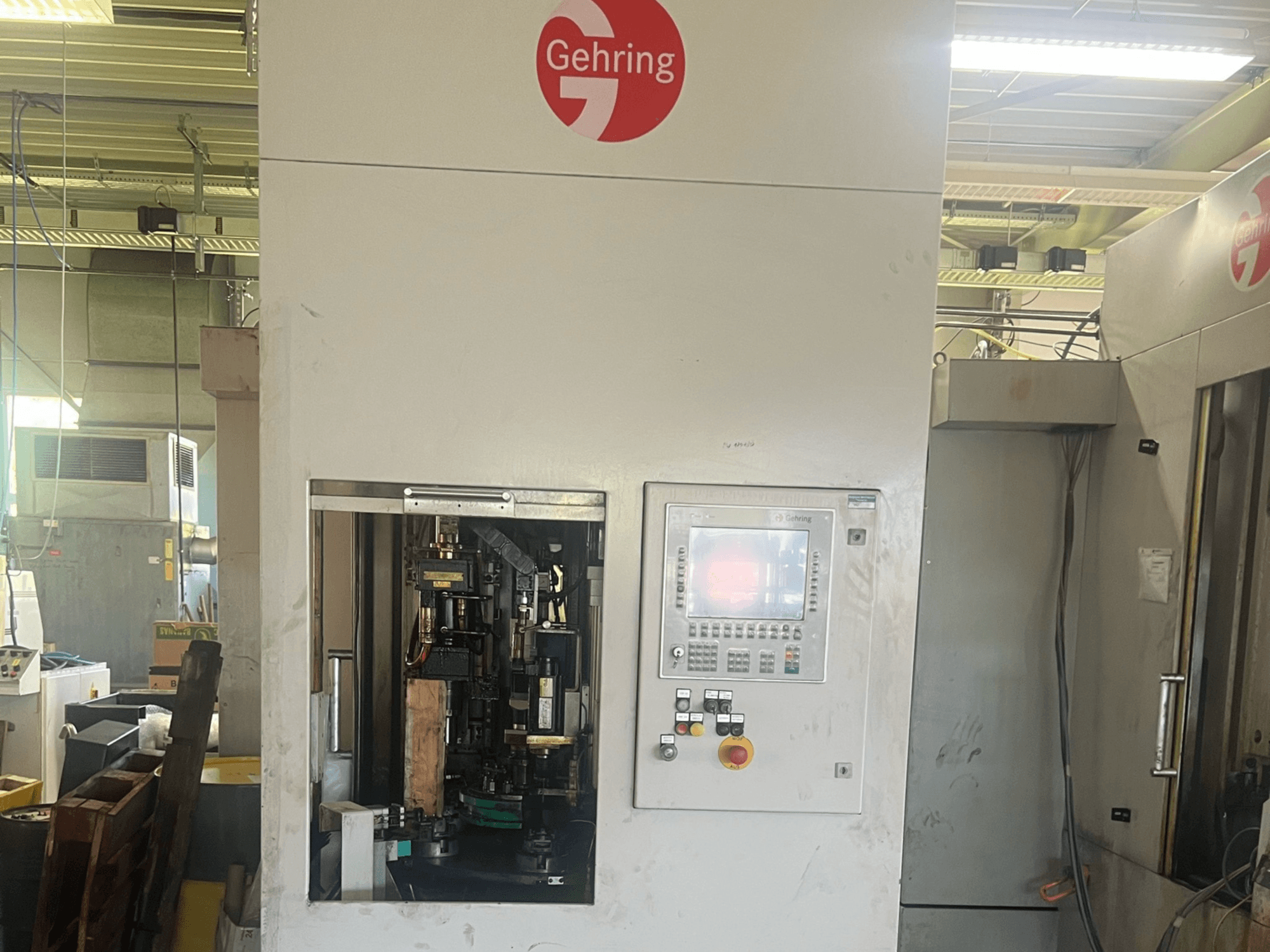 GEHRING L2-630 Vertikalhonmaschine, Vorderansicht, zeigt die Bedienelemente und die interne Honmechanik.