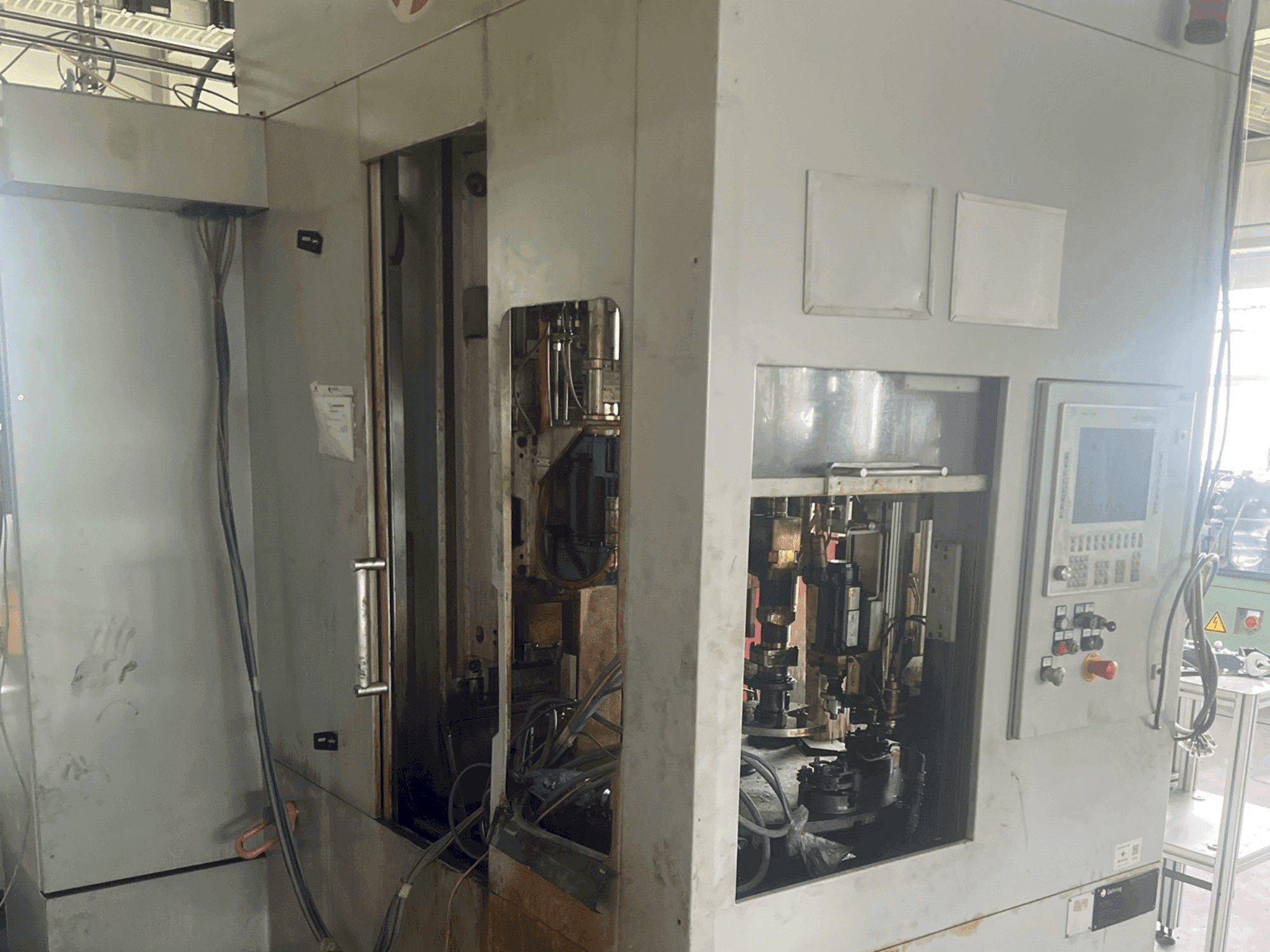 Rechte Ansicht der GEHRING L2-630 (2013) Maschine