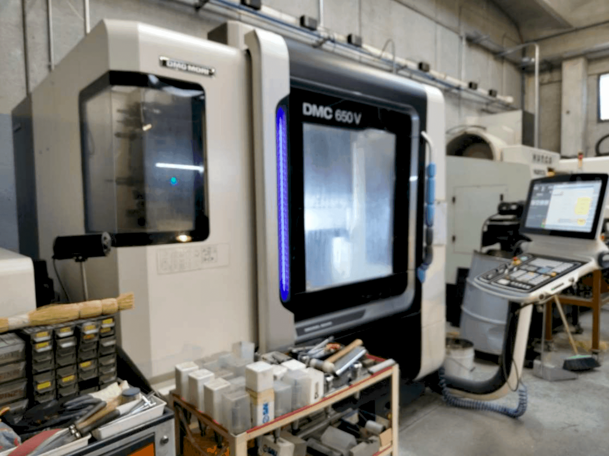 Frontansicht der DMG MORI DMC 650V Maschine