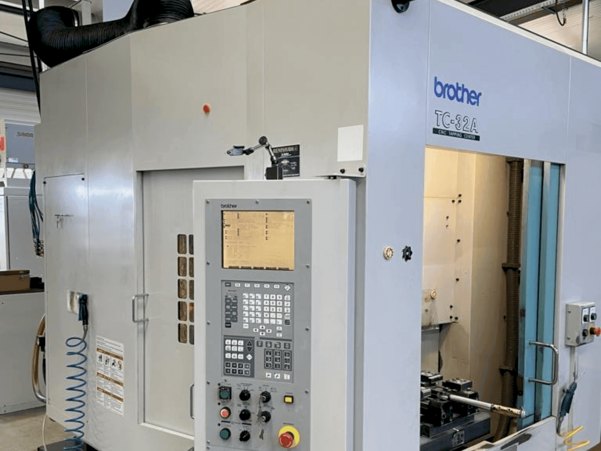 Frontansicht der Brother TC32A Maschine