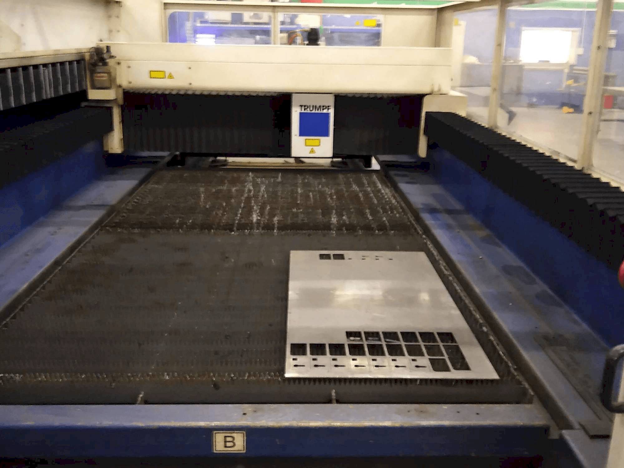 Frontansicht der Trumpf L3030 Maschine