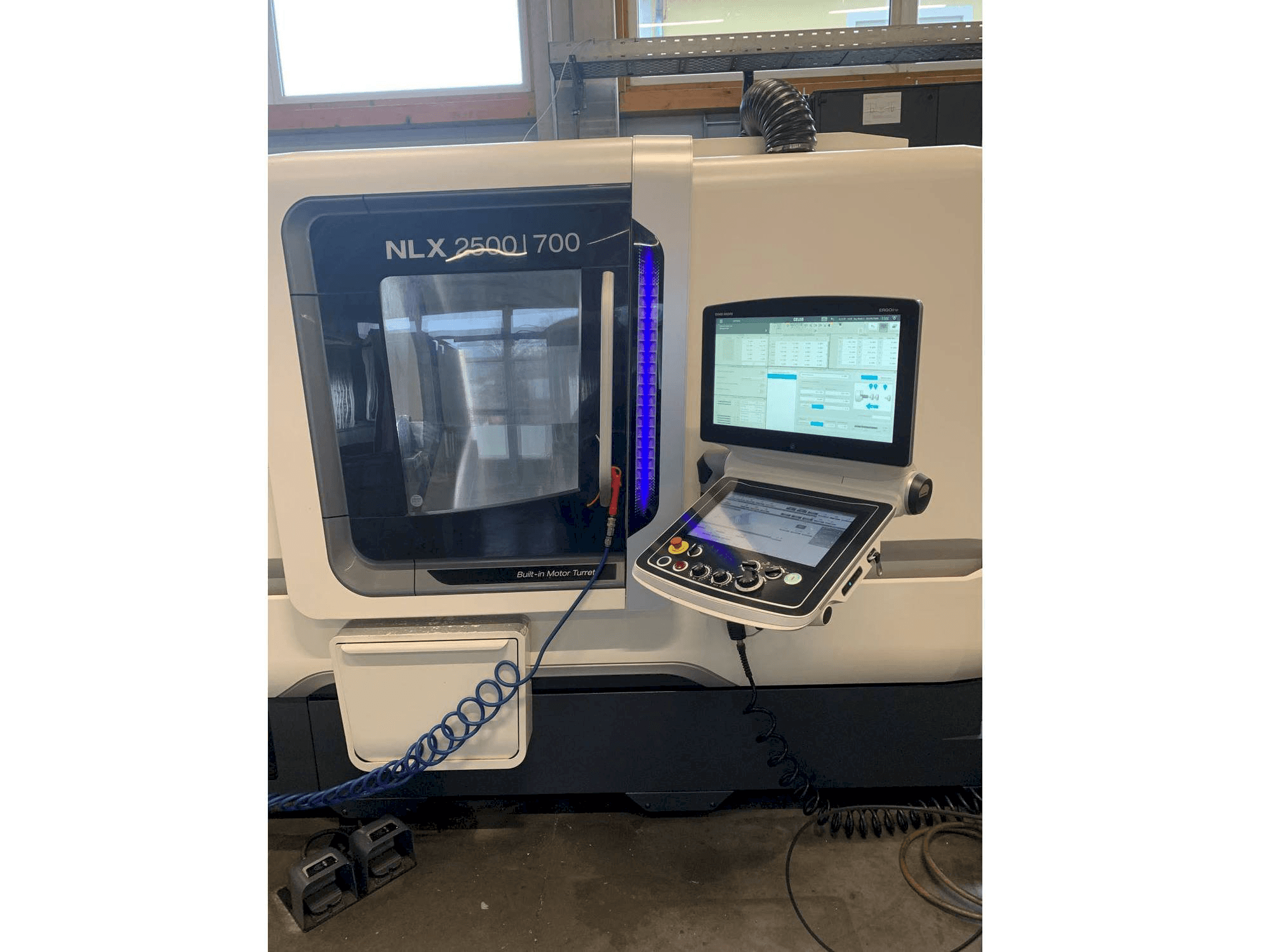 Frontansicht der DMG MORI NLX 2500/700 Maschine