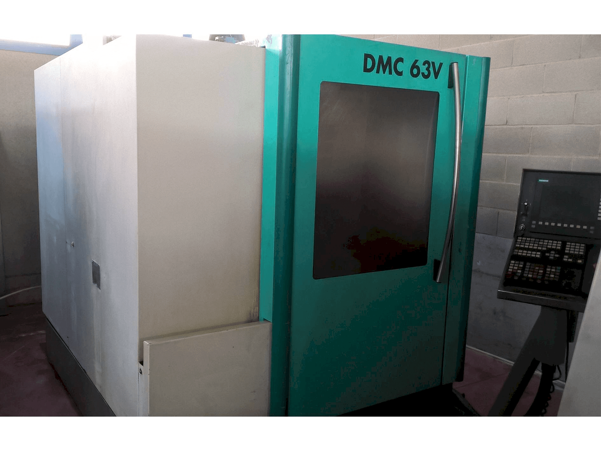 Frontansicht der DECKEL MAHO DMC 63V Maschine