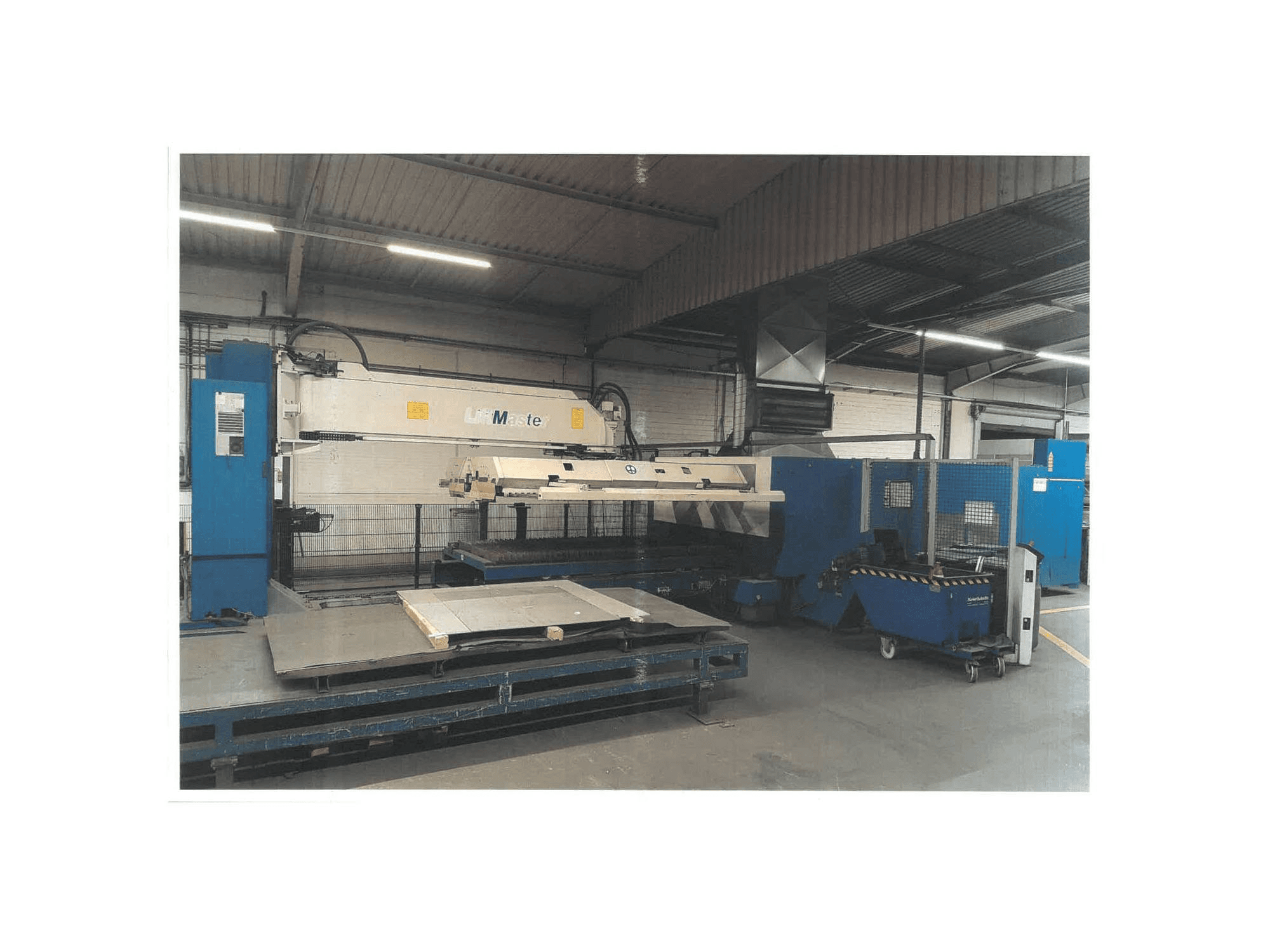 Frontansicht der TRUMPF Laser 50/30 Maschine