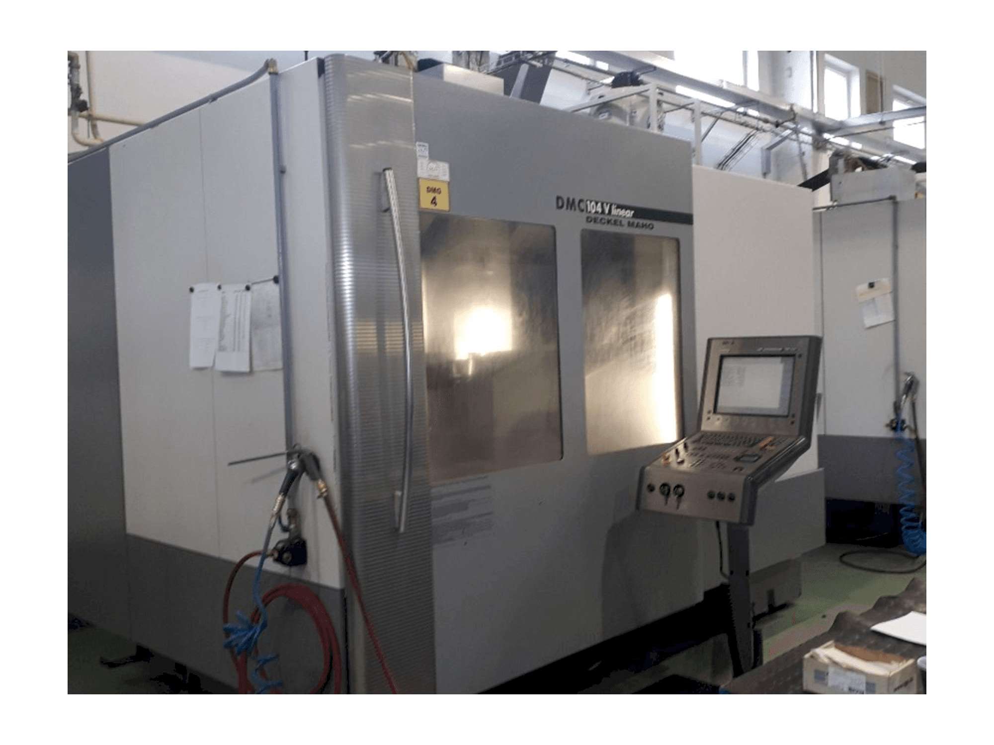 Frontansicht der DECKEL MAHO DMC 104 linear Maschine