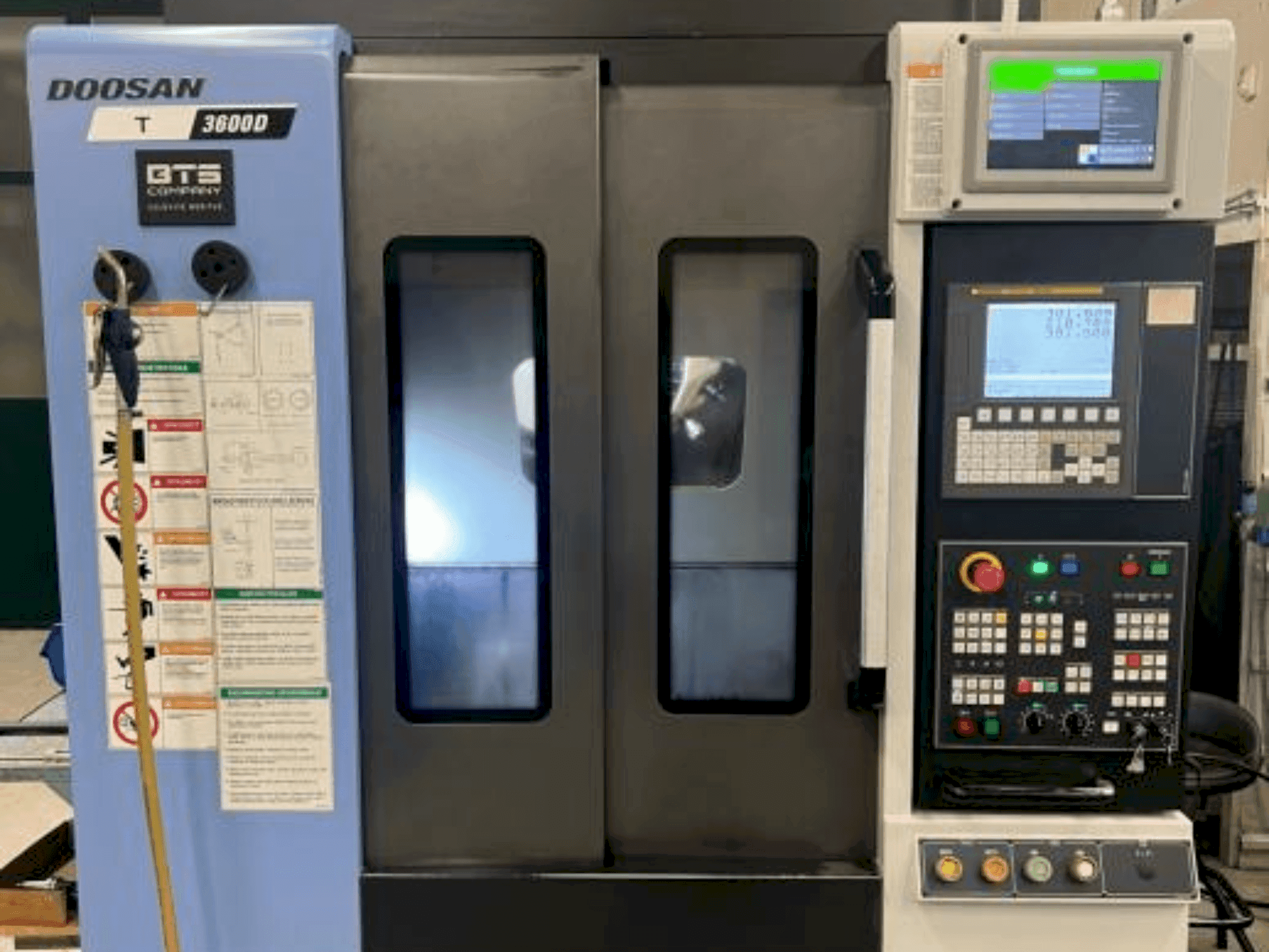 Frontansicht der DOOSAN T3600 D Maschine